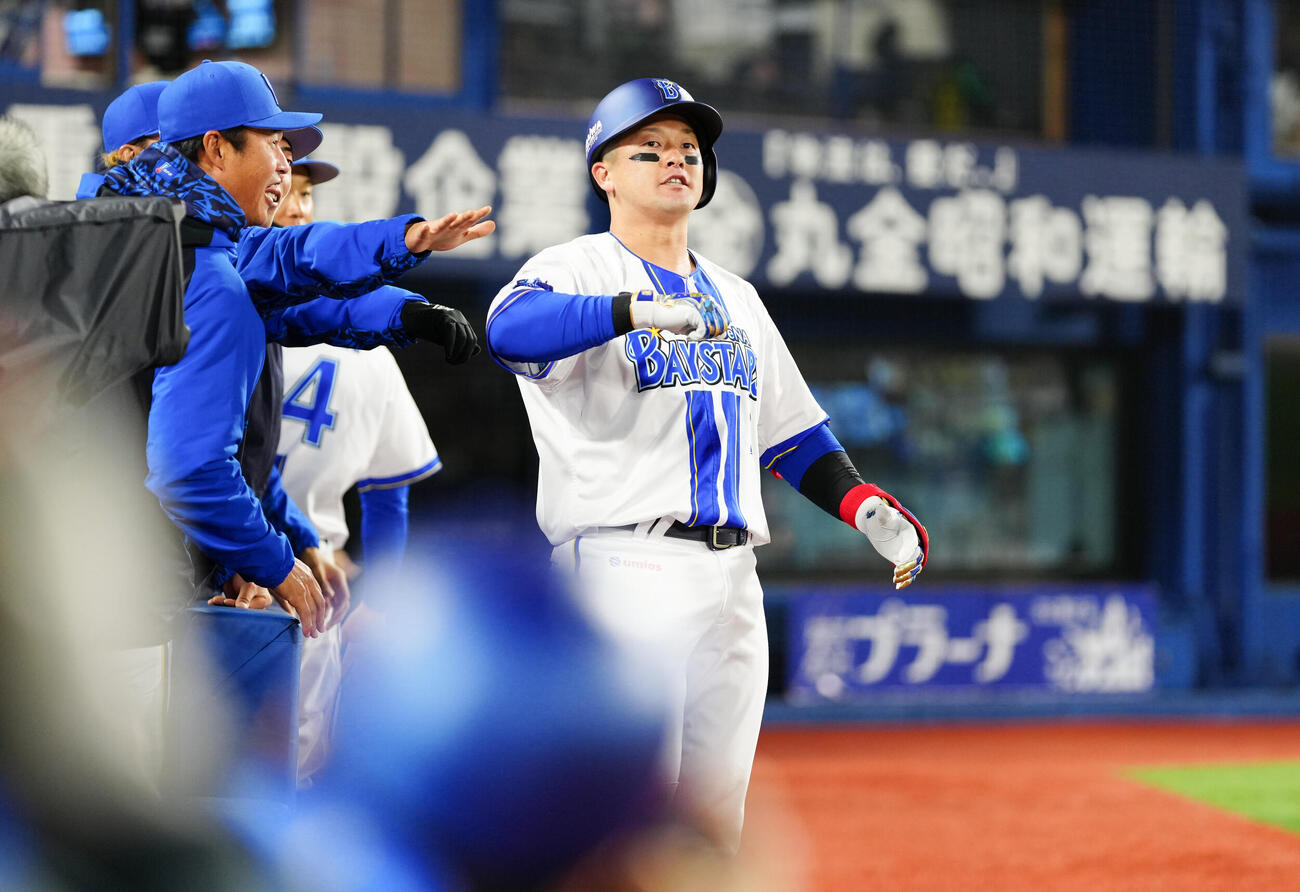 DeNA対ヤクルト　1回裏DeNA無死、先頭打者本塁打を放った牧はベンチ前でデスターシャ（撮影・鈴木みどり）