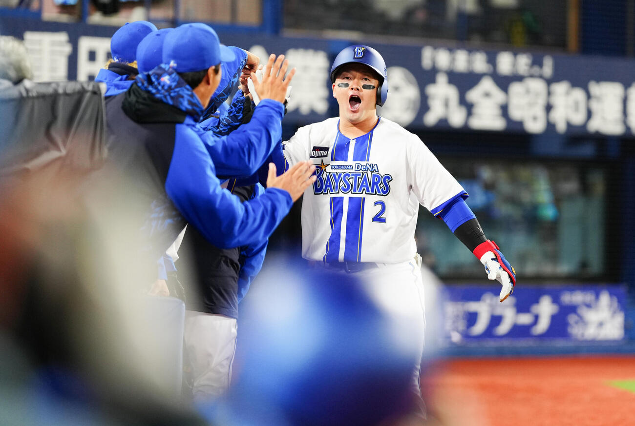 DeNA対ヤクルト　1回裏DeNA無死、先頭打者本塁打を放った牧はナインと笑顔でハイタッチ（撮影・鈴木みどり）