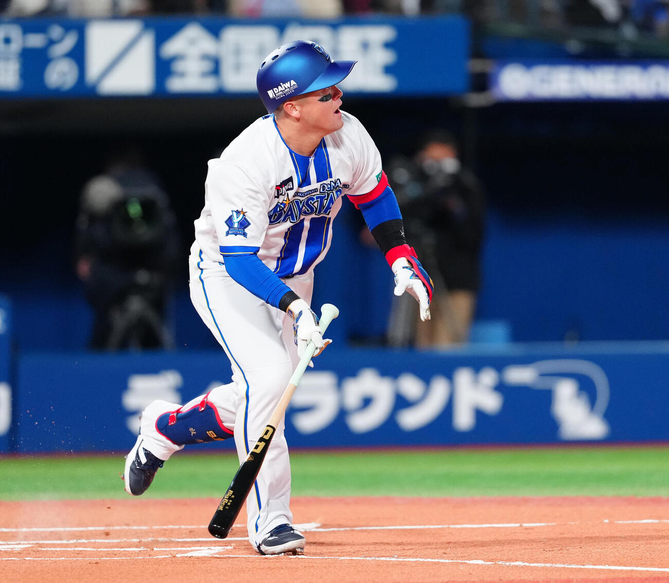 DeNA対ヤクルト　1回裏DeNA無死、先頭打者本塁打を放つ牧（撮影・鈴木みどり）