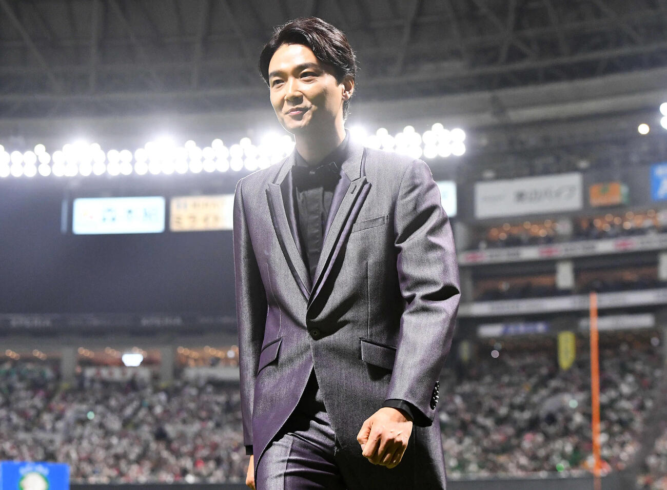 ソフトバンク対日本ハム　試合前、君が代独唱を務めた俳優の井上芳雄（撮影・岩下翔太）