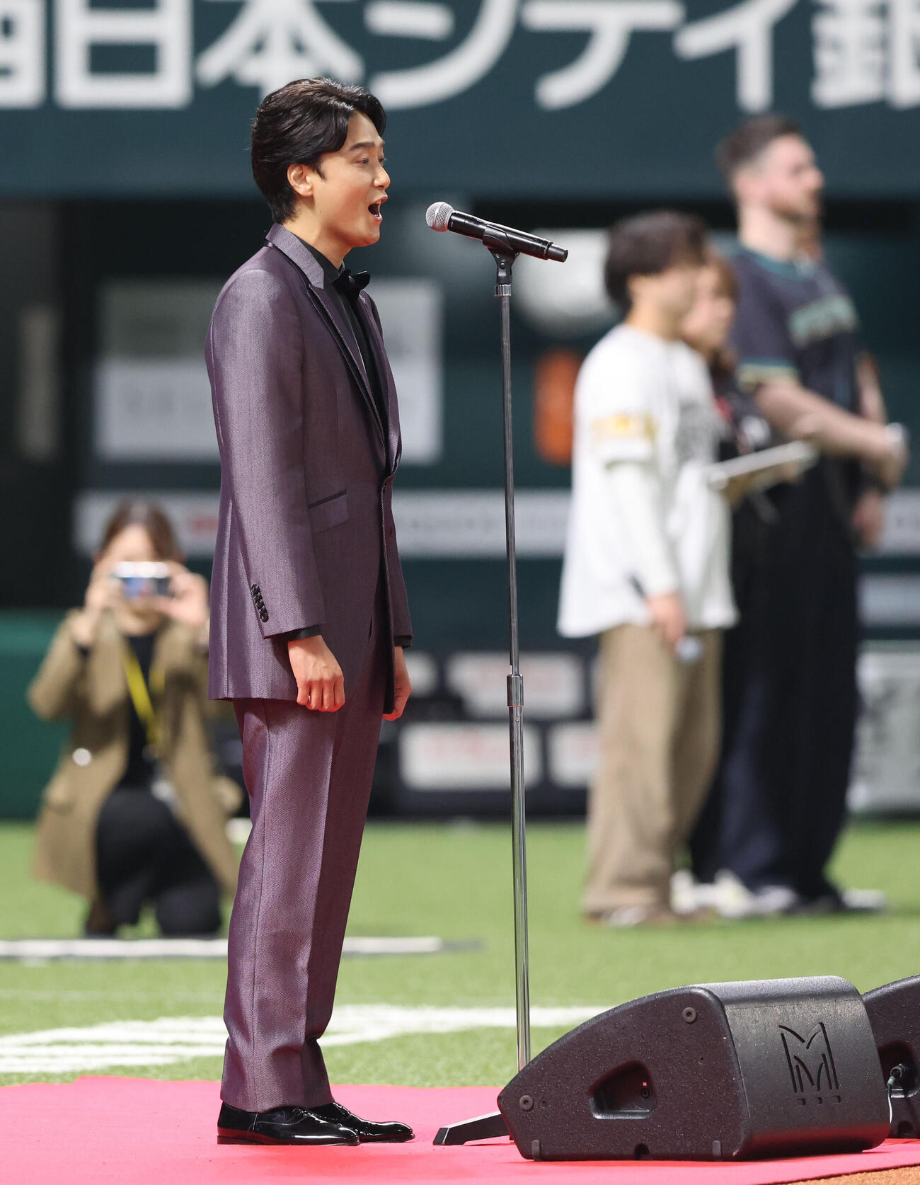 ソフトバンク対日本ハム　国歌斉唱する井上芳雄（撮影・梅根麻紀）