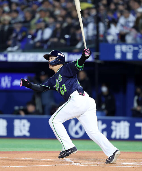 動画】ヤクルト伊藤琉偉 初の開幕スタメンに応えるホームラン - プロ