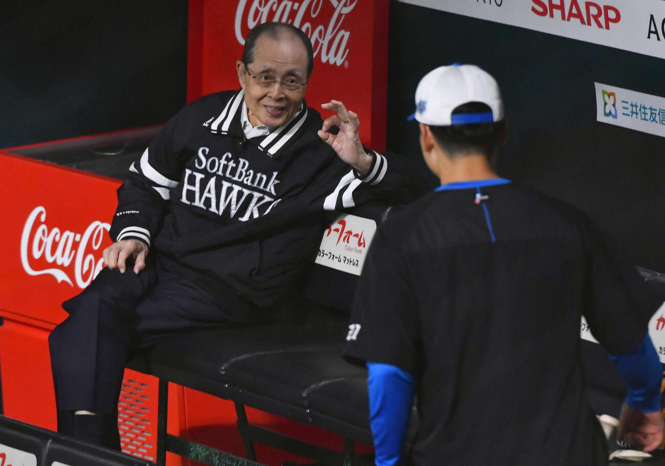 ソフトバンク対日本ハム　試合前、あいさつに訪れた日本ハム清宮幸（右）にOKポーズを見せるソフトバンク王球団会長（撮影・岩下翔太）
