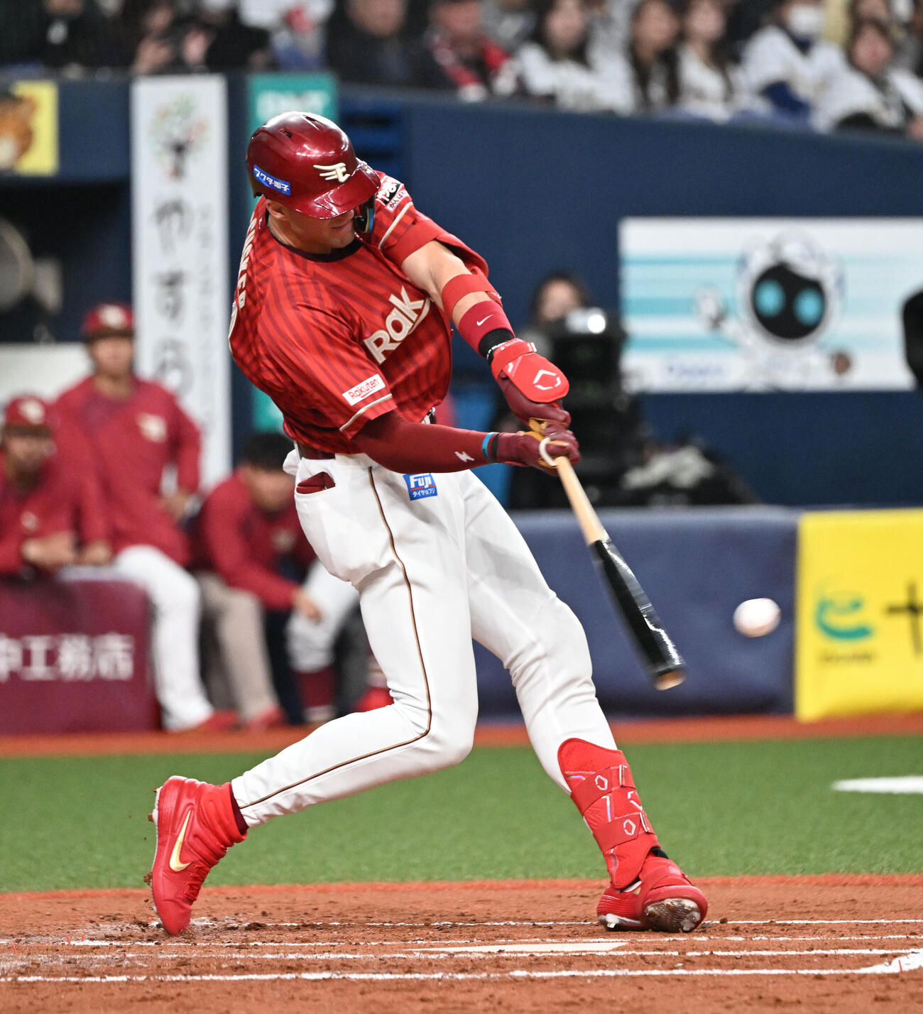 オリックス対楽天　2回表楽天2死二、三塁、左越え2点適時二塁打を放つマッカスカー（撮影・和賀正仁）