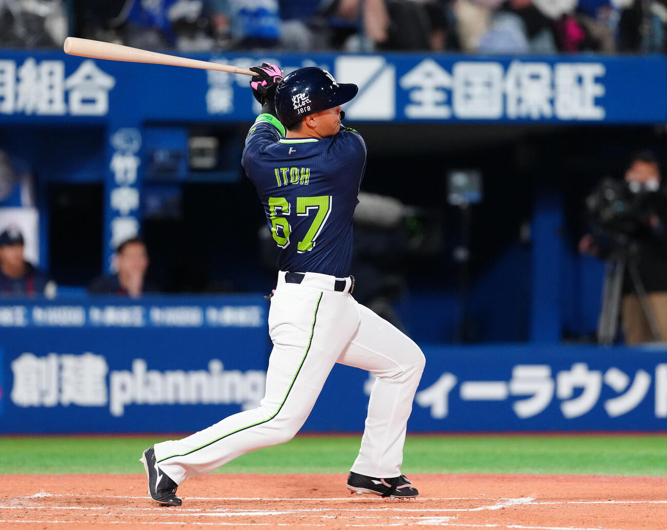 DeNA対ヤクルト　2回表ヤクルト1死一塁、2点本塁打を放つ伊藤（撮影・鈴木みどり）