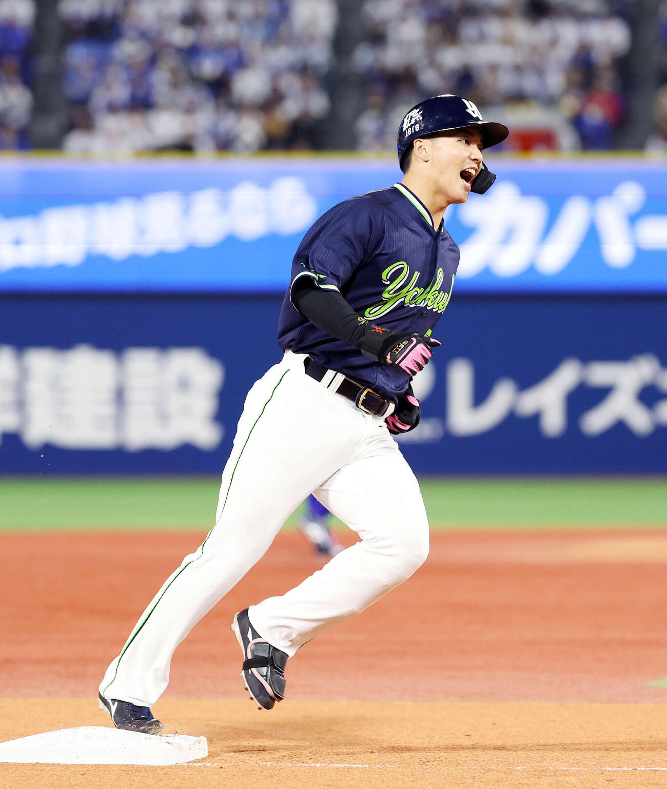 DeNA対ヤクルト　2回表ヤクルト1死三塁、伊藤は2点本塁打を放ち雄たけびを上げる（撮影・鈴木正人）　