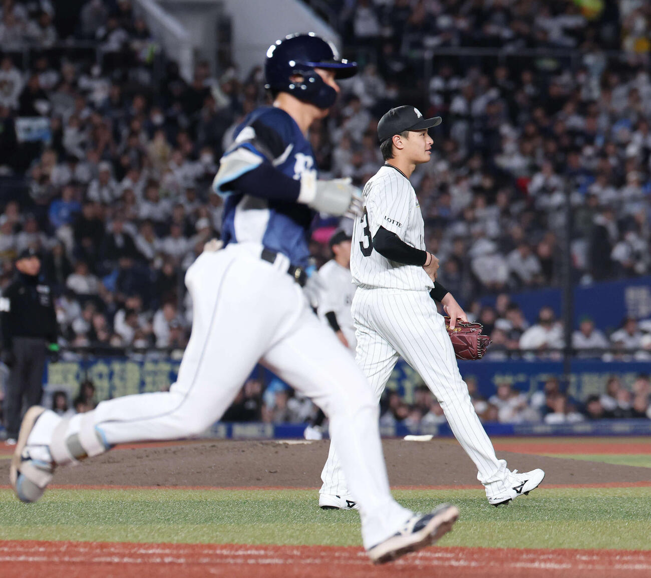 ロッテ対西武　3回表西武1死、小島に右前打を浴びる毛利（撮影・宮地輝）