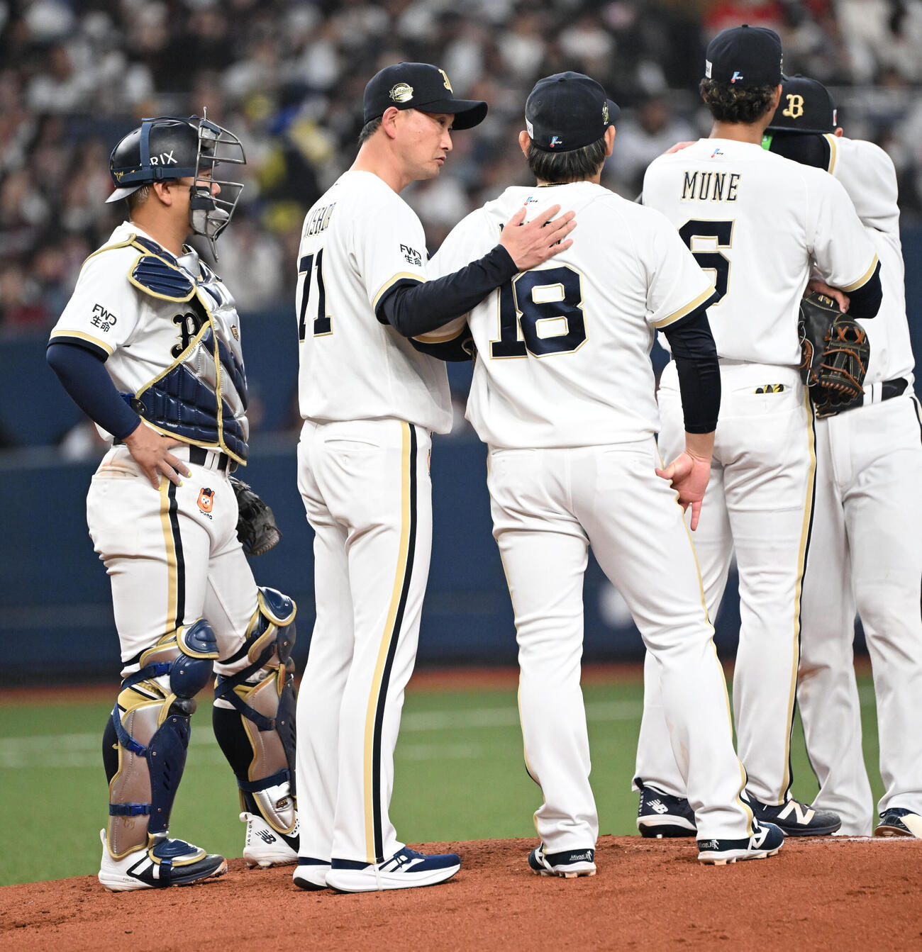 オリックス対楽天　2回途中8失点でオリックス岸田監督から降板を告げられる宮城（撮影・和賀正仁）