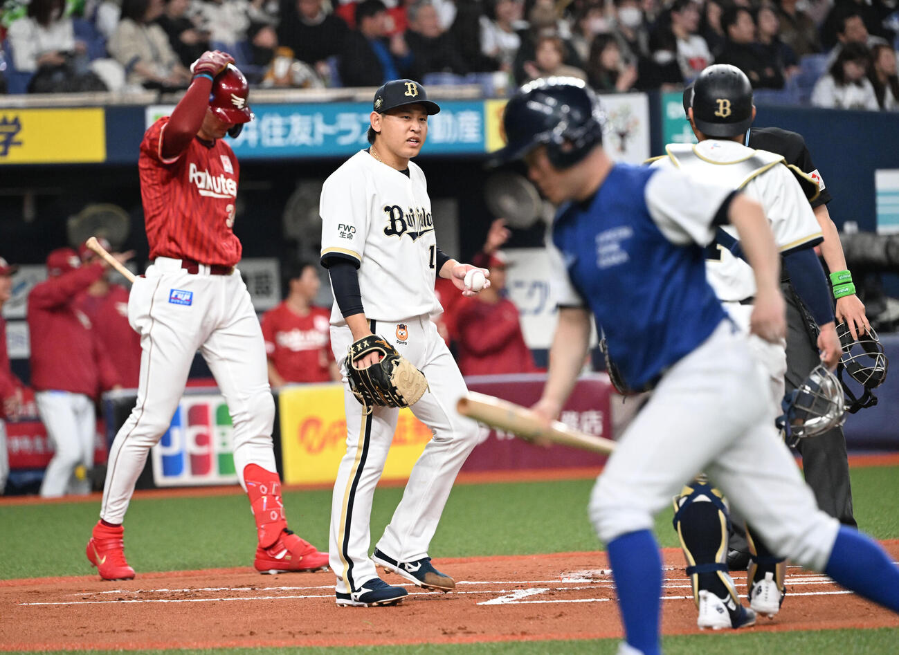 オリックス対楽天　1回表楽天1死二、三塁、ピンチにマッカスカーを迎える宮城（撮影・和賀正仁）