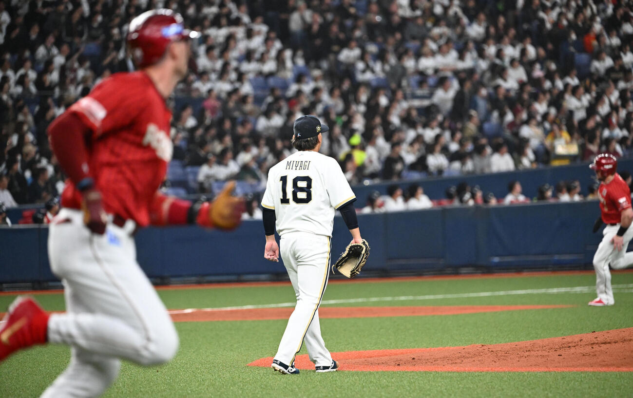 オリックス対楽天　2回表楽天2死二、三塁、マッカスカーに2点適時二塁打をあびた宮城（撮影・和賀正仁）