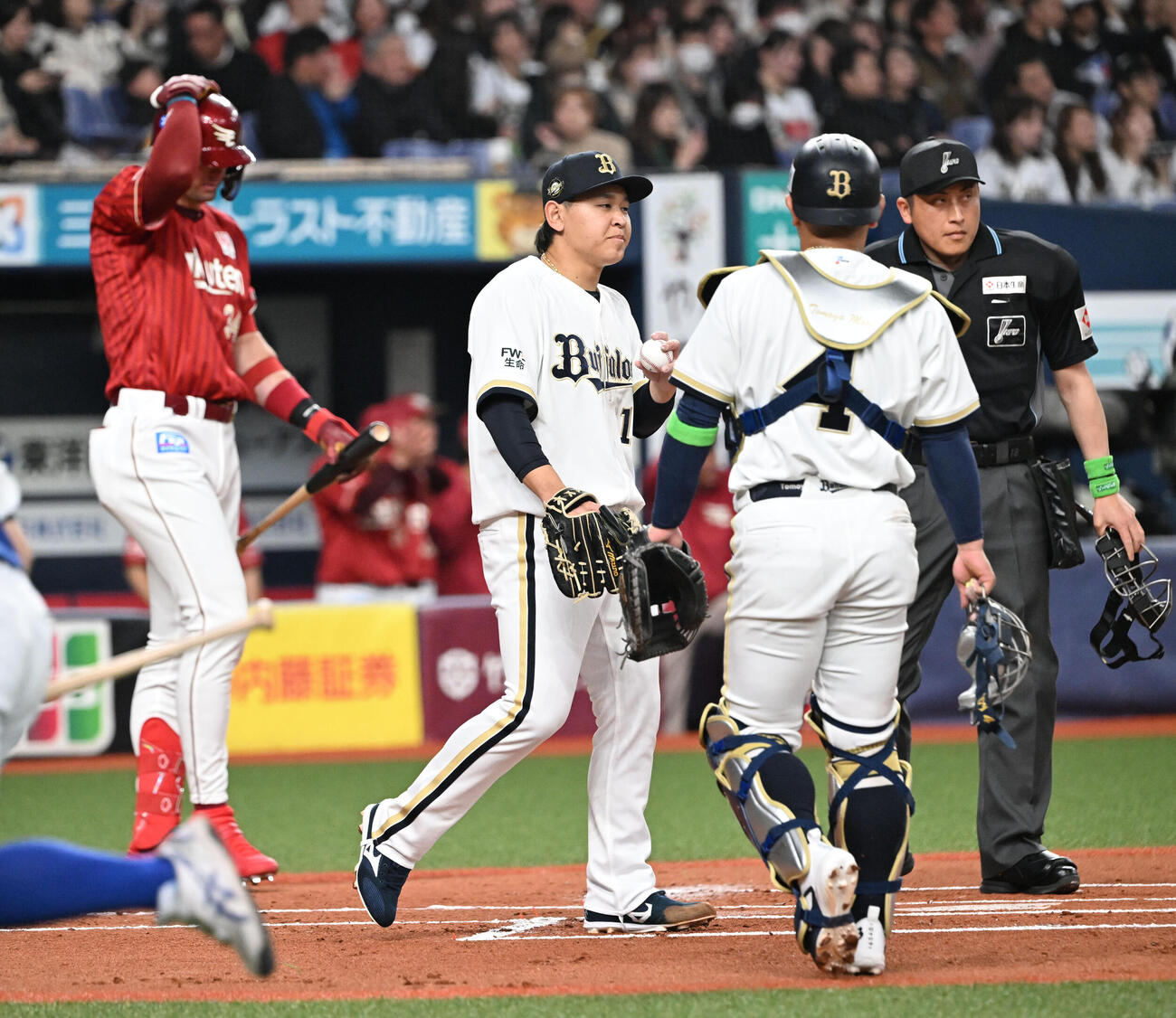 オリックス対楽天　1回表楽天1死二、三塁、ピンチにマッカスカーを迎える宮城（撮影・和賀正仁）