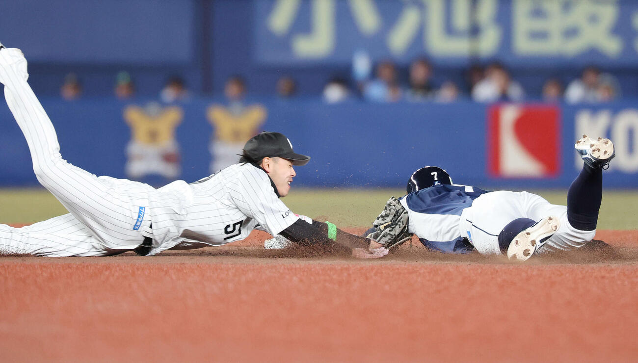 ロッテ対西武　3回表西武1死一、二塁、桑原（右）の走塁を阻止する小川（撮影・宮地輝）