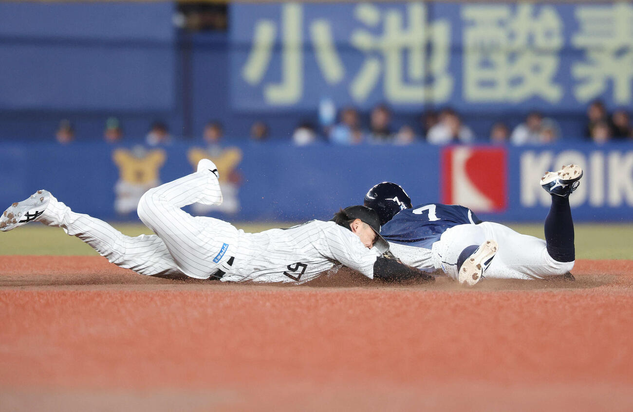 ロッテ対西武　3回表西武1死一、二塁、桑原（右）の走塁を阻止する小川（撮影・宮地輝）