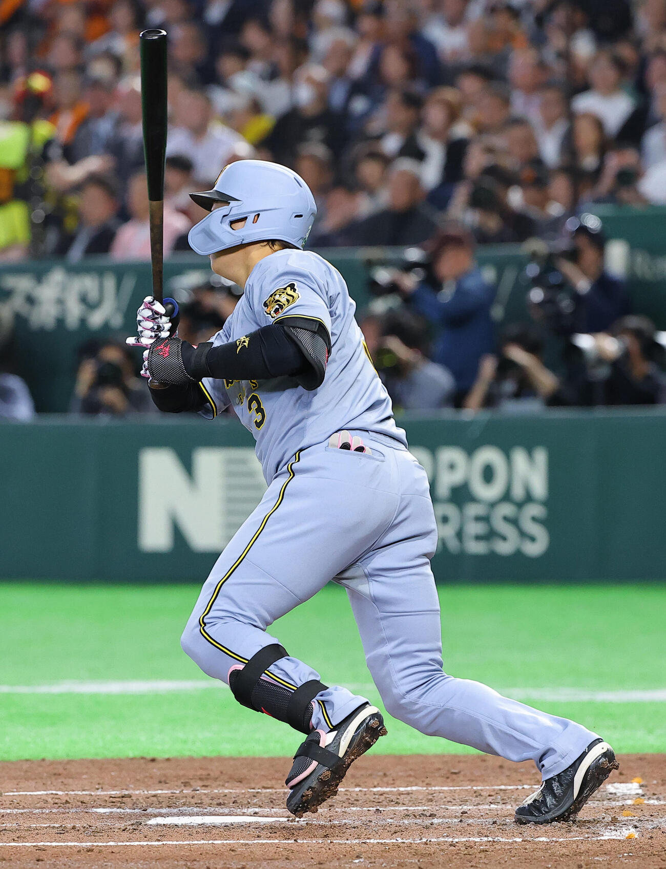 巨人対阪神　4回表阪神1死一、三塁、大山は中犠飛を放つ（撮影・上田博志）