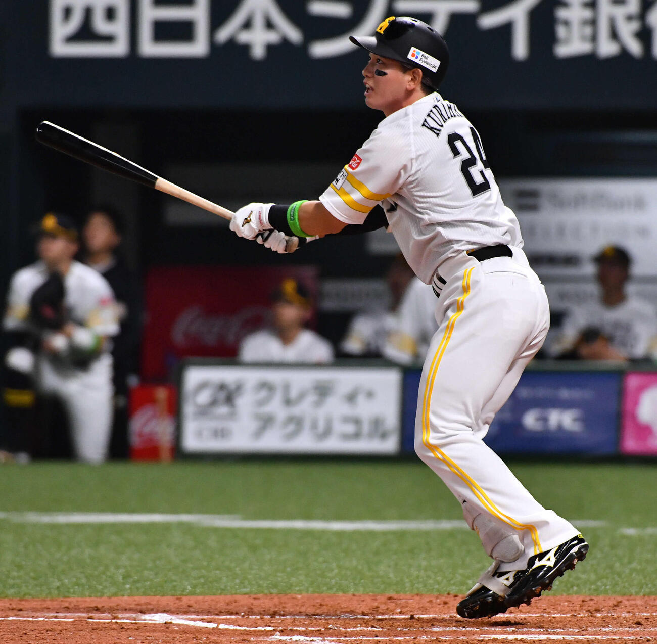 ソフトバンク対日本ハム　2回裏ソフトバンク1死一塁、栗原は左中間へ2点本塁打を放つ（撮影・岩下翔太）