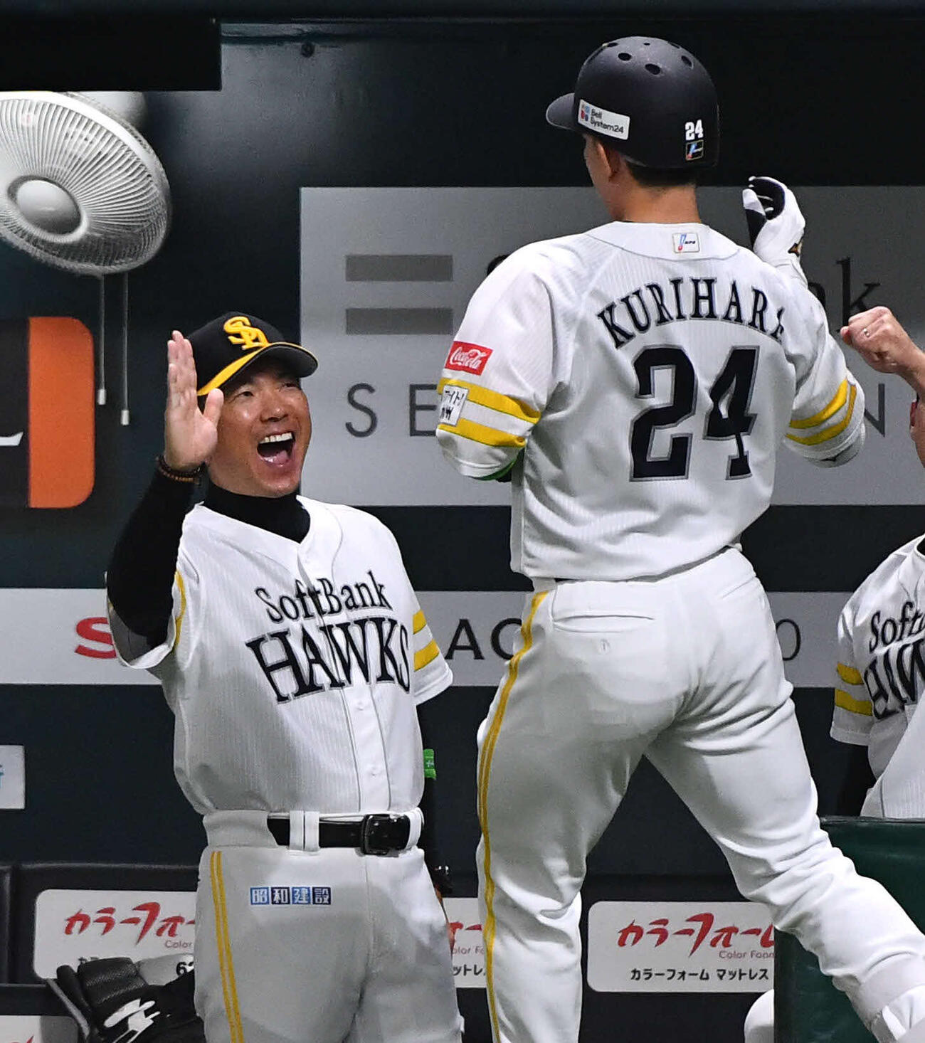 ソフトバンク対日本ハム　2回裏ソフトバンク1死一塁、左中間へ2点本塁打を放った栗原（右）と笑顔でタッチを交わす小久保監督（撮影・岩下翔太）