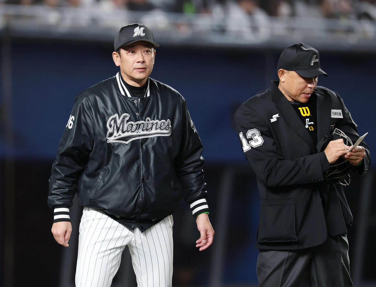 ロッテ対西武　7回表、選手交代を告げたロッテのサブロー監督（撮影・宮地輝）