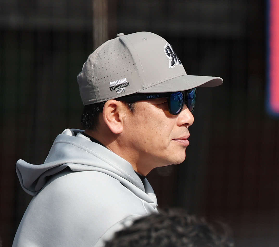 ロッテ対西武　試合前練習を見つめるロッテのサブロー監督（撮影・宮地輝）