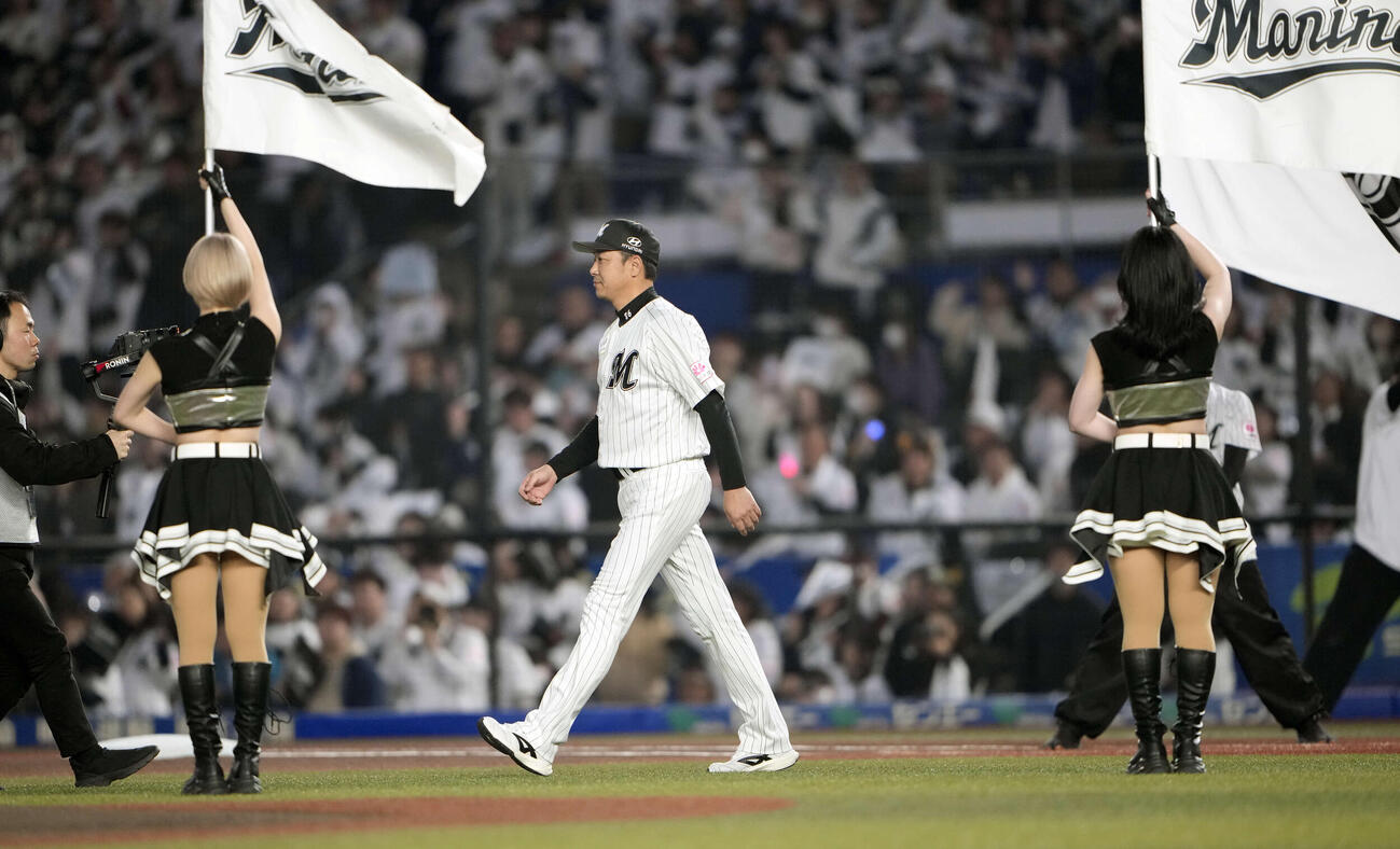 入場するロッテサブロー監督（撮影・小島史椰）