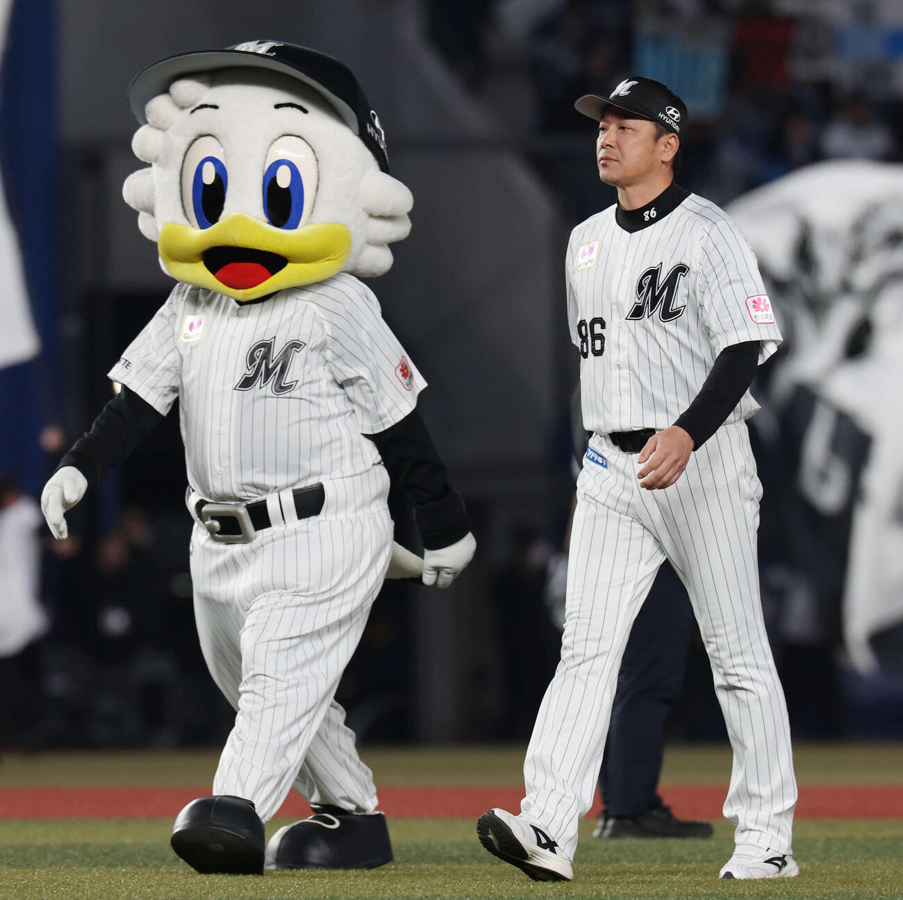 ロッテ対西武　ホーム開幕戦セレモニーに臨むロッテのサブロー監督（撮影・宮地輝）