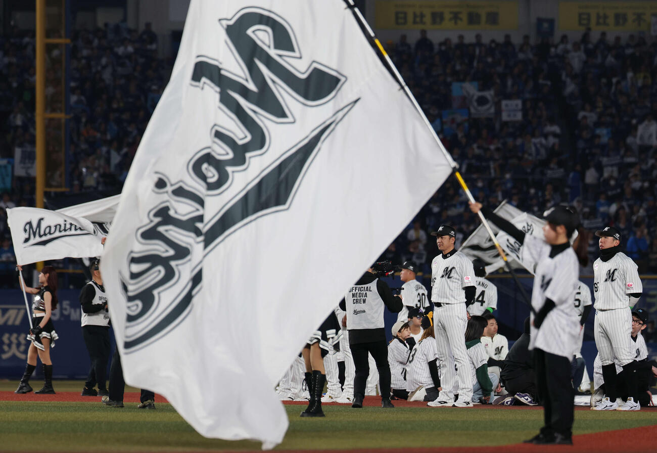ロッテ対西武　ホーム開幕戦セレモニーに臨むロッテのサブロー監督（撮影・宮地輝）