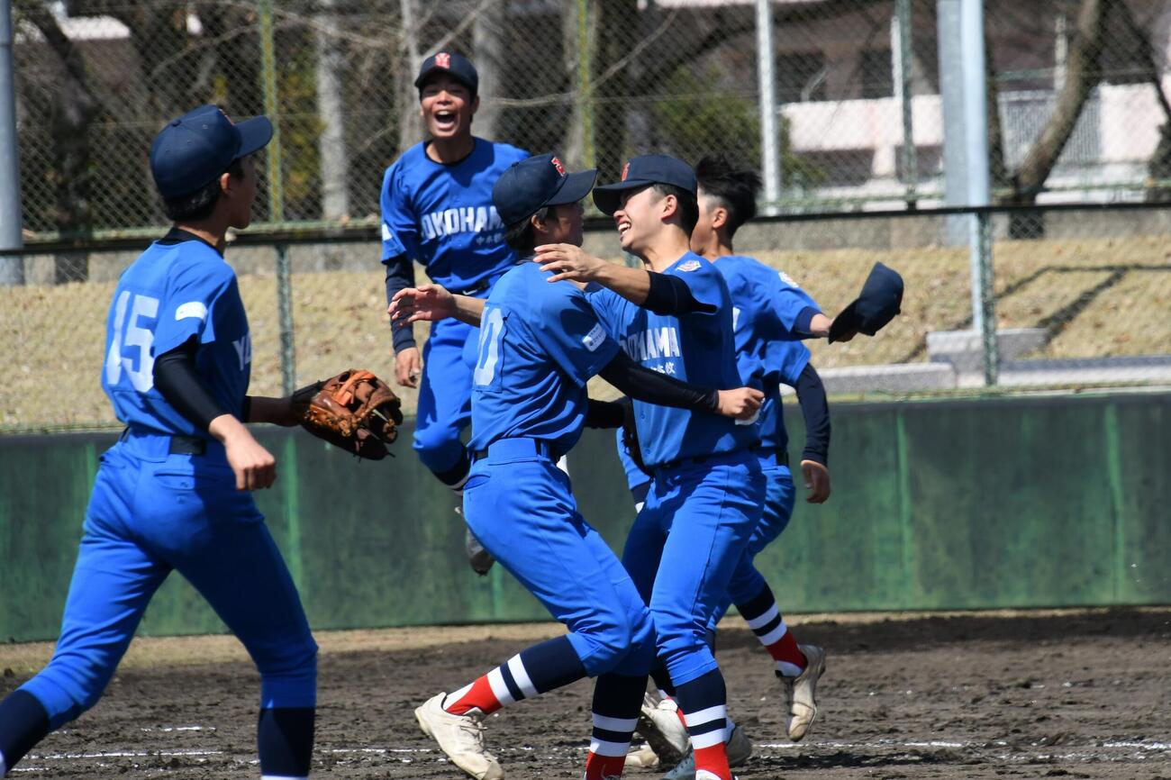 2日続けて1点差を制して喜ぶ中本牧ナイン（撮影・久我悟）