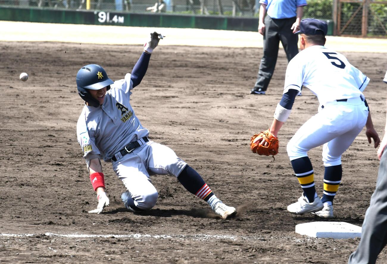 青森山田の成川は右越え打を放ち、三塁に滑り込んだ（撮影・久我悟）