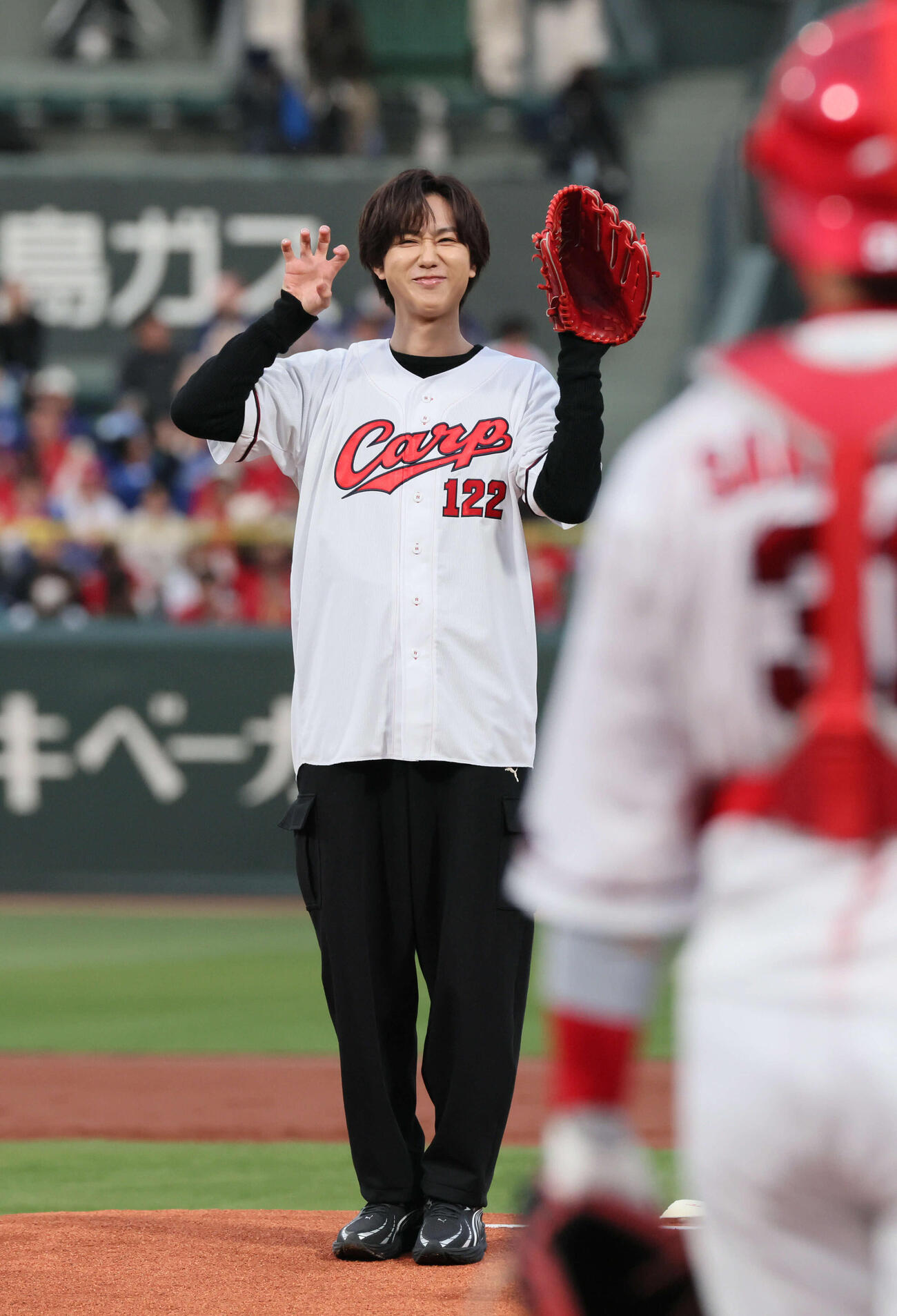 広島対中日　始球式に登場したSnow Man阿部亮平（撮影・加藤孝規）