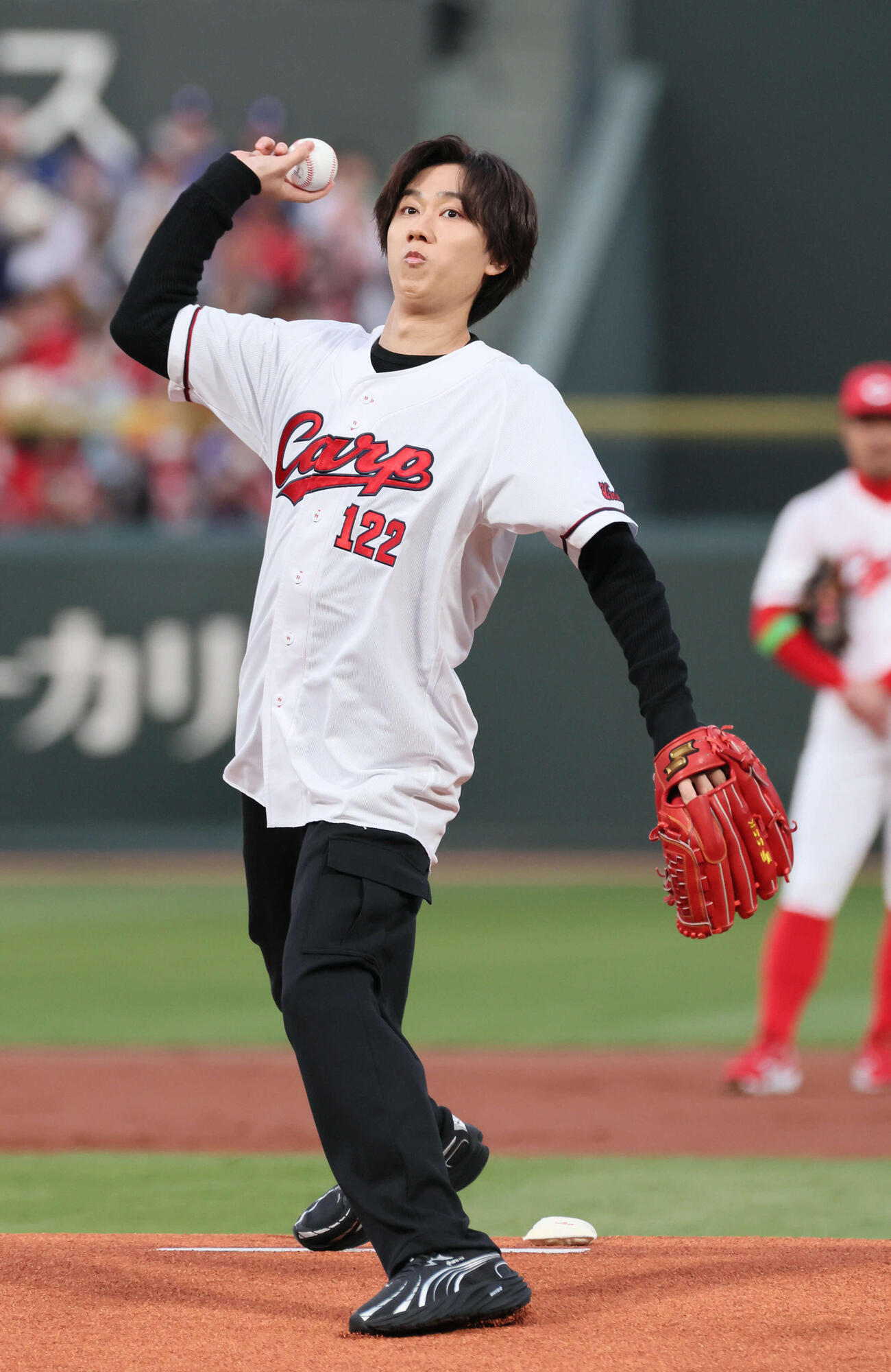 広島対中日　始球式に登場したSnow Man阿部亮平（撮影・加藤孝規）