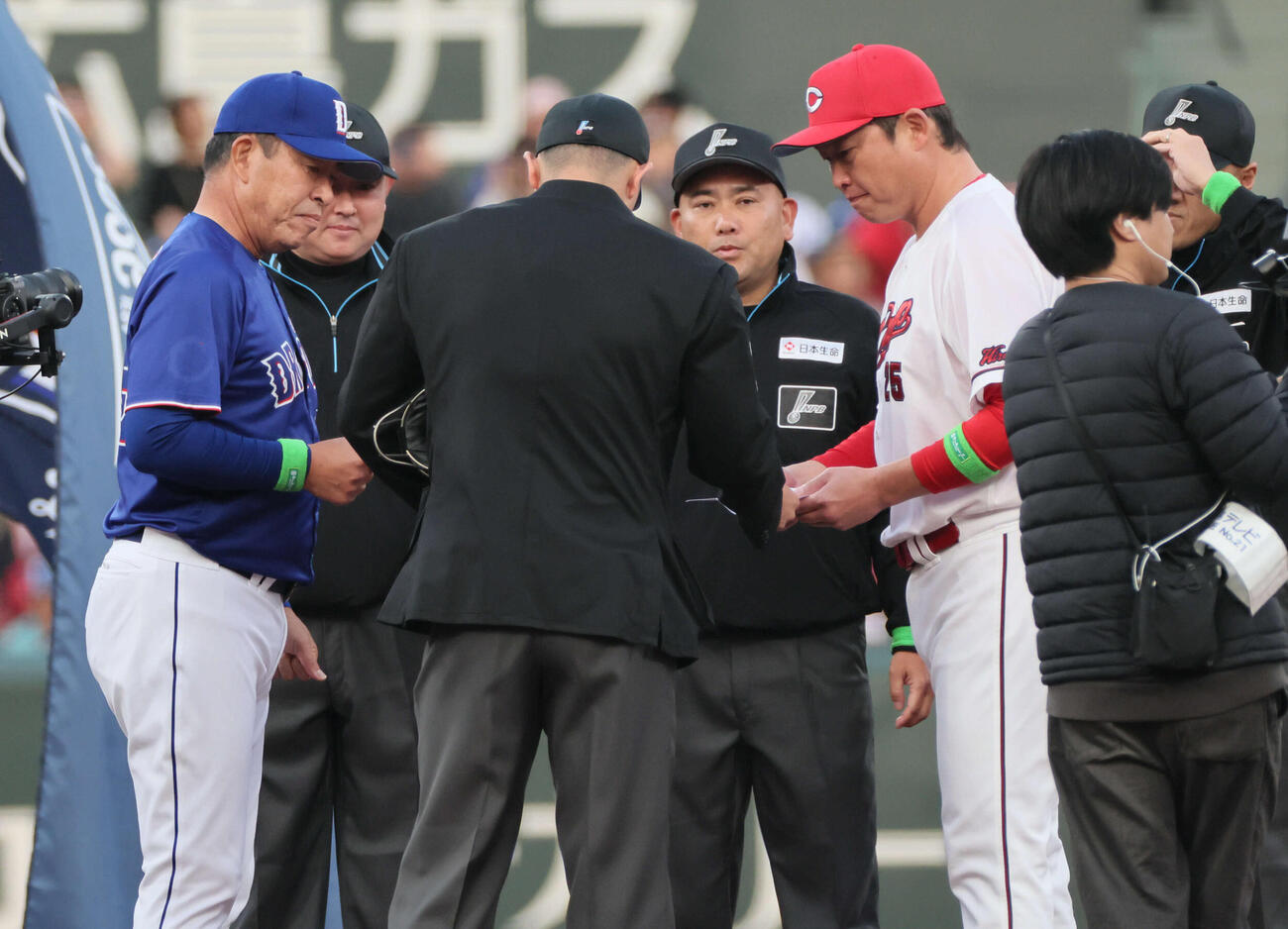 広島対中日　メンバー表交換する広島新井監督と中日井上監督（撮影・加藤孝規）