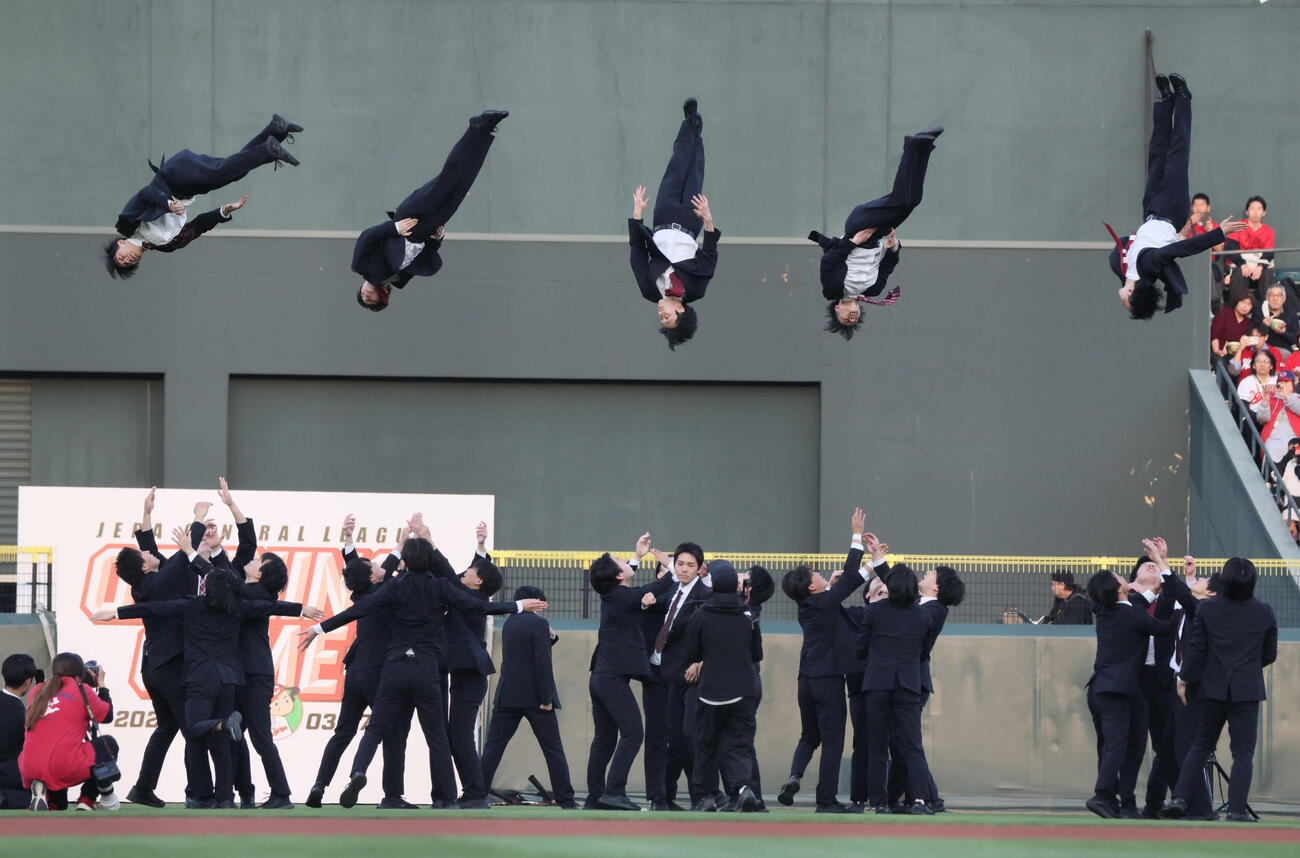 広島対中日　Cheer－Re－Man's（チアリーマンズ）による開幕セレモニー（撮影・加藤孝規）