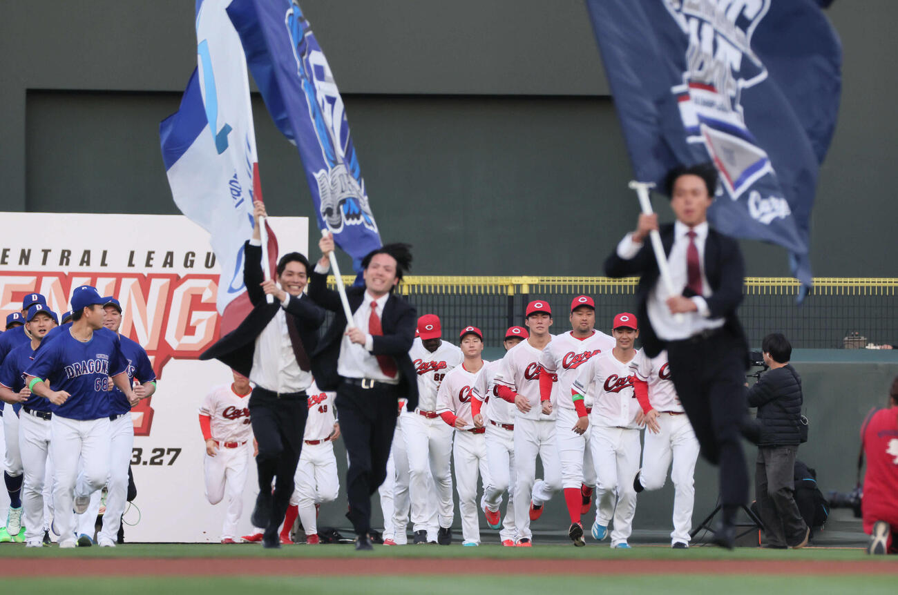 広島対中日　開幕セレモニー　選手入場（撮影・加藤孝規）