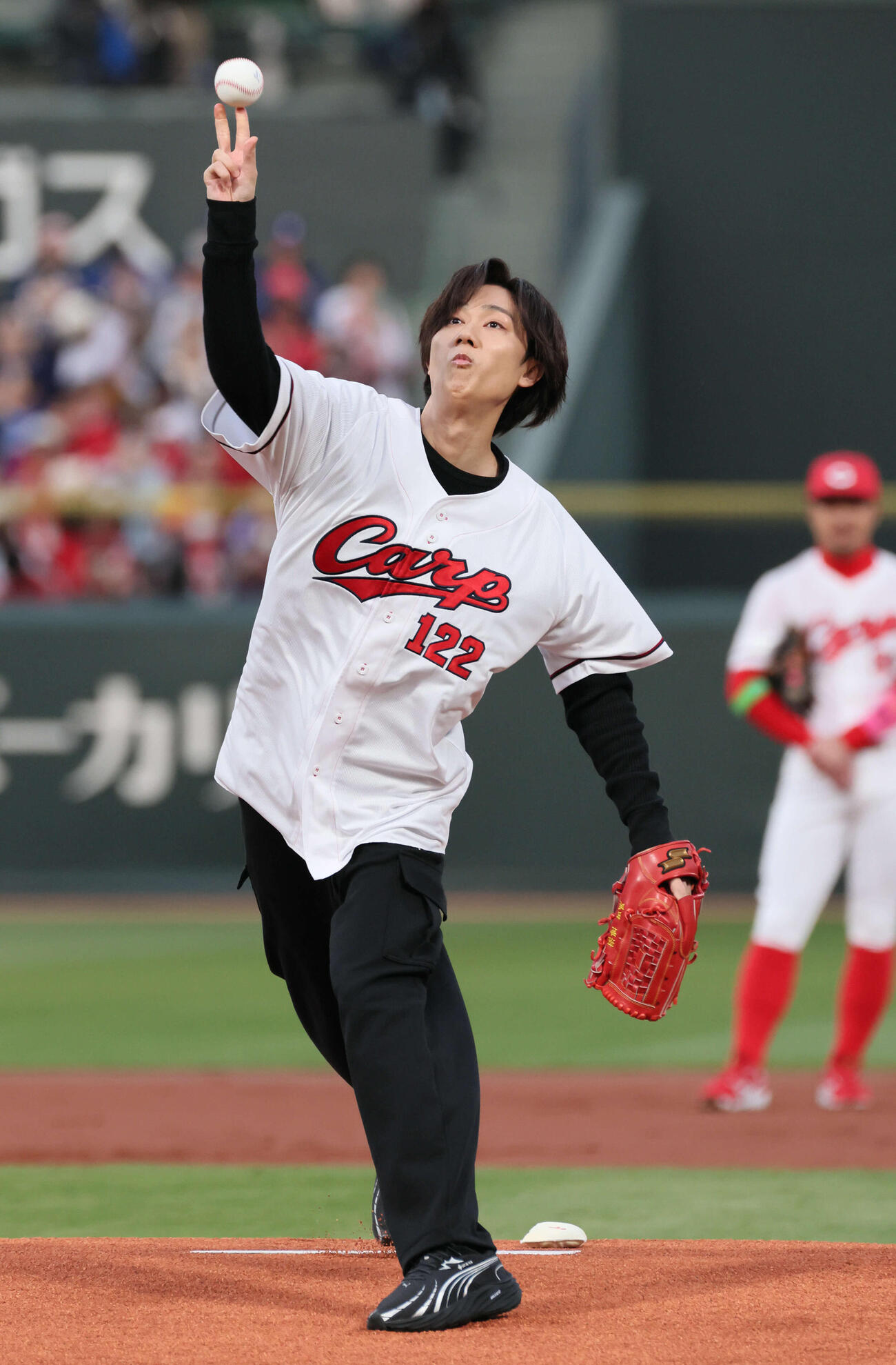 広島対中日　始球式に登場したSnow Man阿部亮平（撮影・加藤孝規）