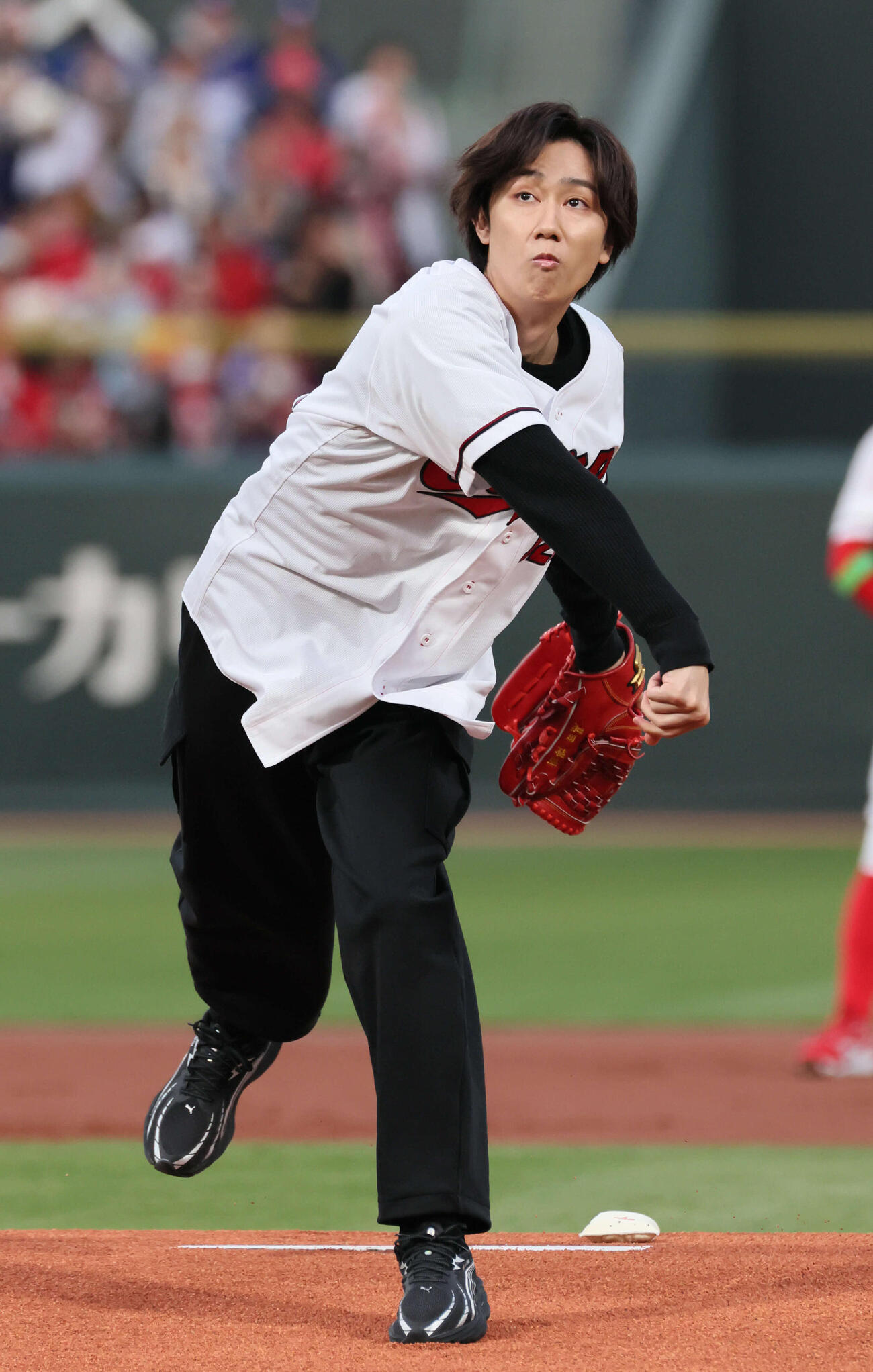 広島対中日　始球式に登場したSnow Man阿部亮平（撮影・加藤孝規）