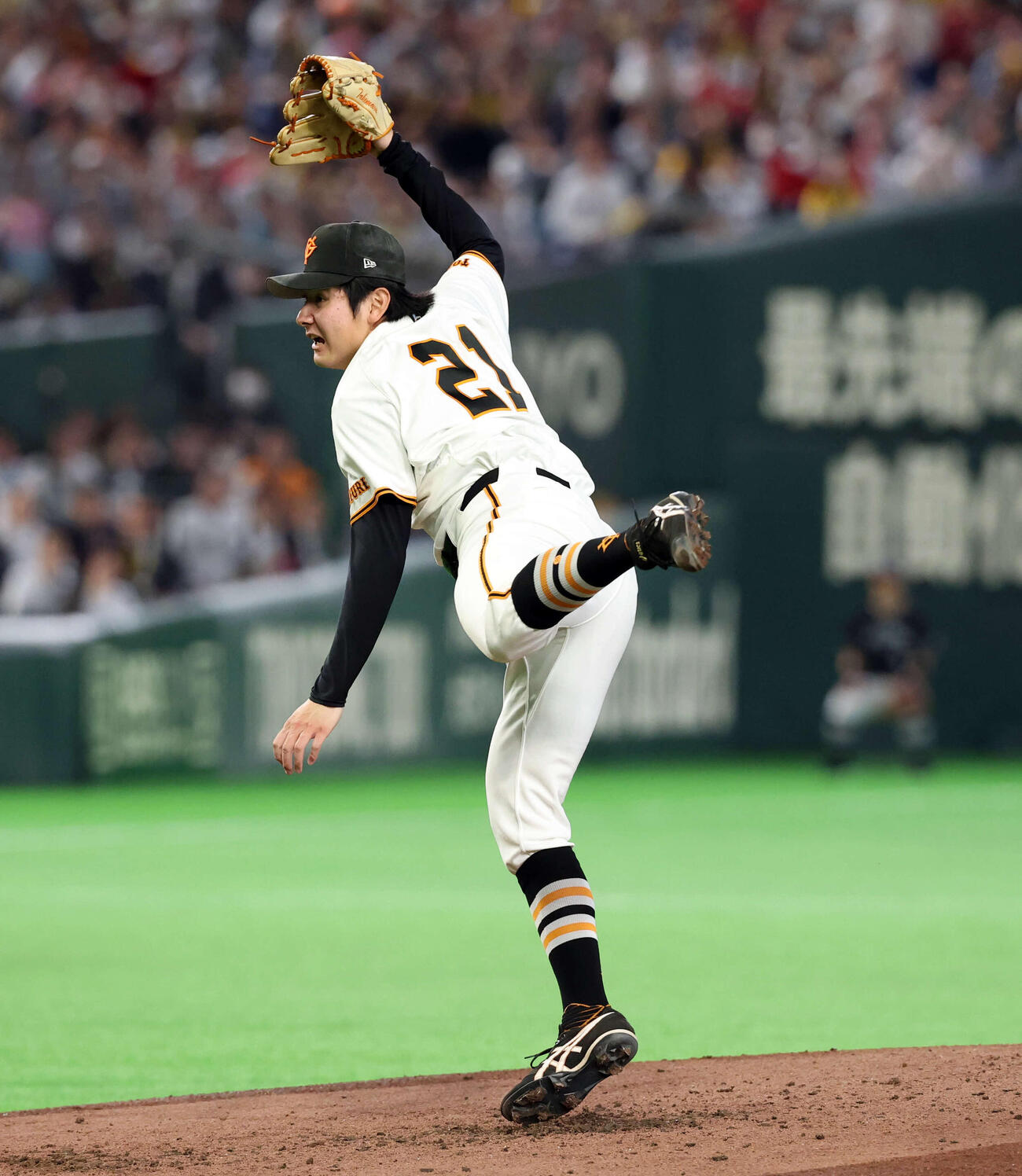 巨人対阪神　力強い形相で投げ込む巨人先発竹丸（撮影・浅見桂子）