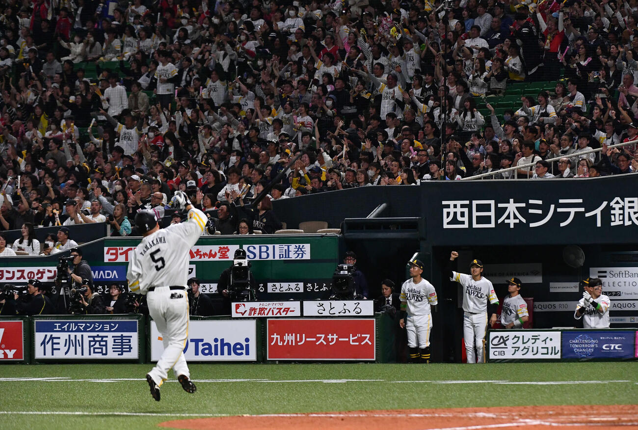 ソフトバンク対日本ハム　4回裏ソフトバンク無死、山川は左越え同点本塁打を放つ（撮影・岩下翔太）