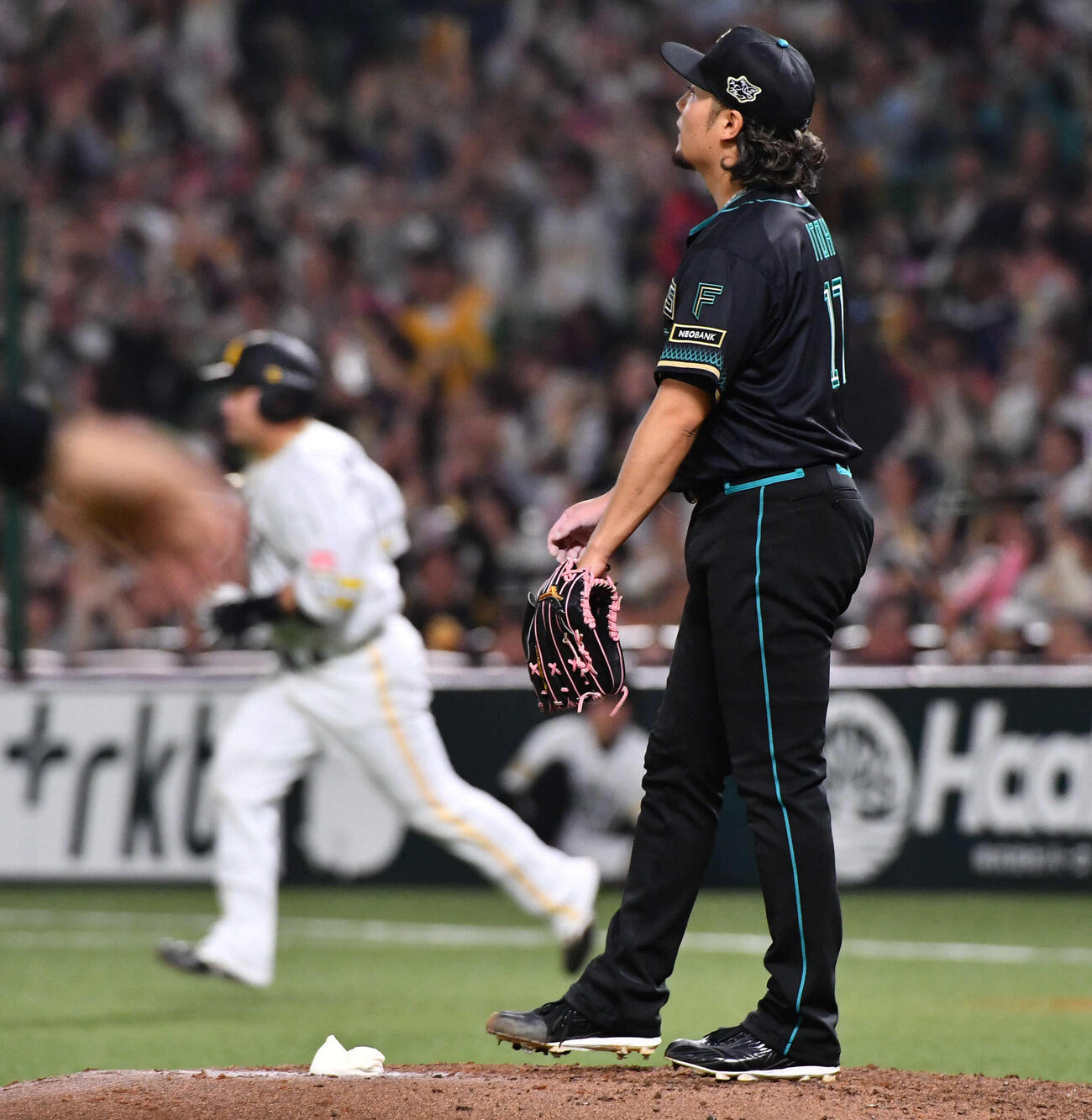 ソフトバンク対日本ハム　4回裏ソフトバンク無死、山川（左）に左越え同点本塁打を打たれた伊藤（撮影・岩下翔太）