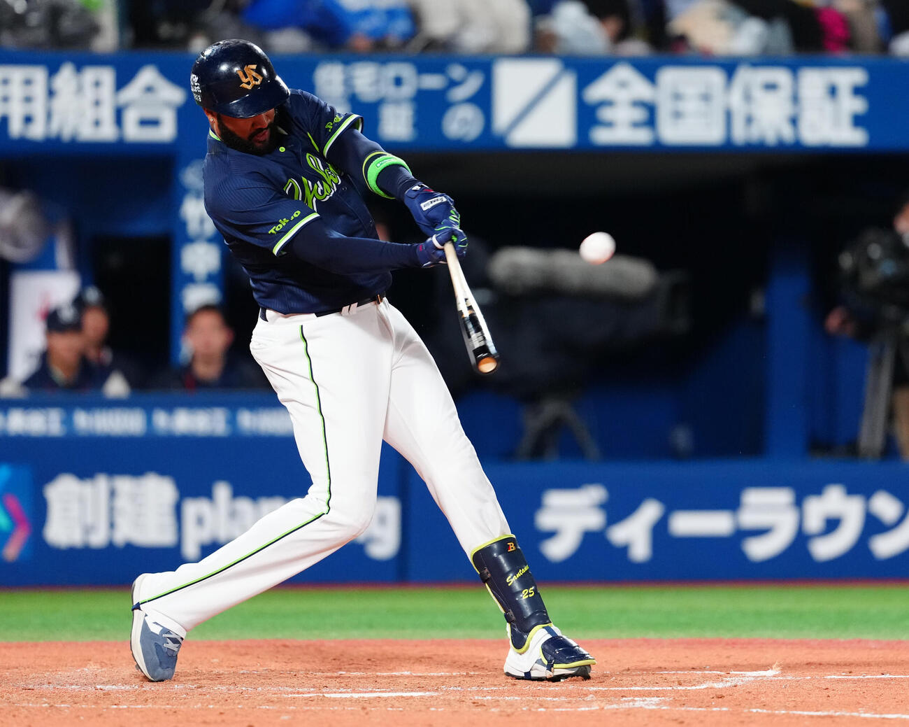 DeNA対ヤクルト　5回表ヤクルト1死、ソロ本塁打を放つサンタナ（撮影・鈴木みどり）