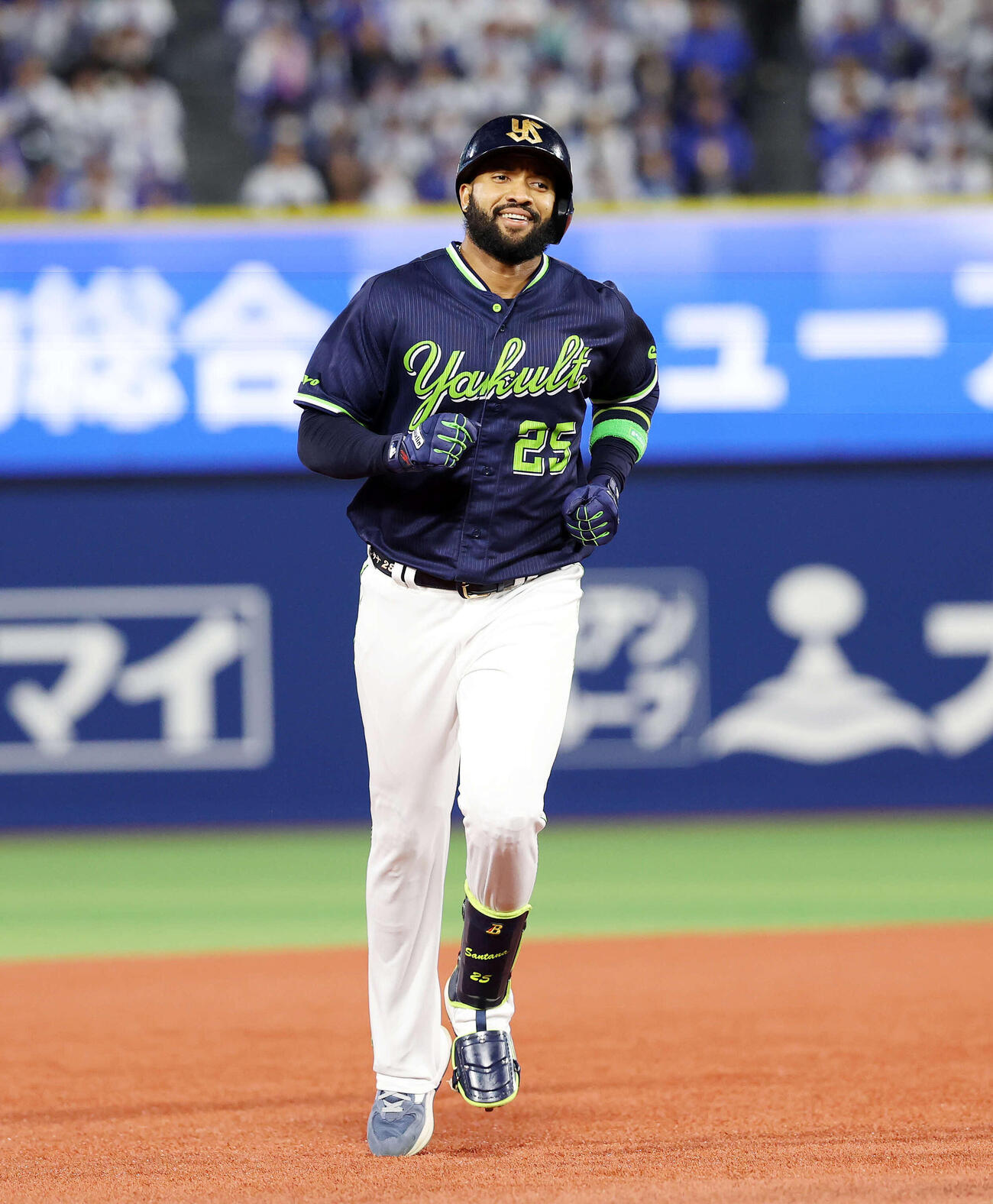 DeNA対ヤクルト　5回表ヤクルト1死、サンタナはソロ本塁打を放ち笑顔を見せる（撮影・鈴木正人）　