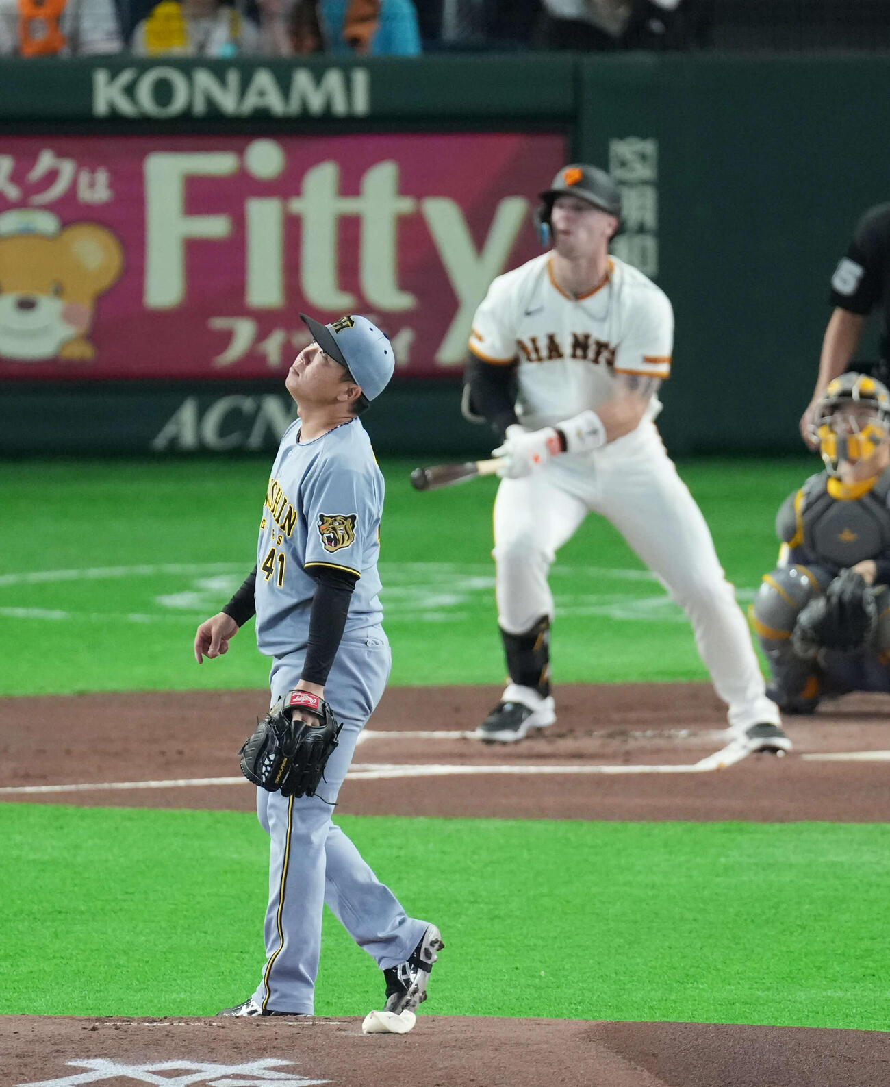巨人対阪神　1回裏巨人無死、キャベッジに先制ソロ本塁打を浴びる村上（撮影・増田悦実）