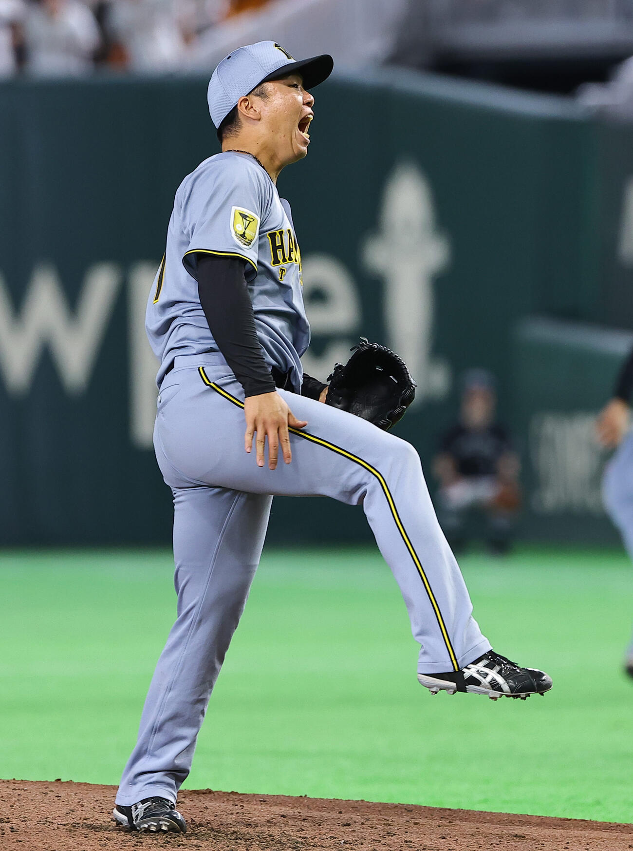 巨人対阪神　6回裏巨人2死二、三塁、岸田を一邪飛に打ち取った村上は雄たけびを上げる（撮影・上田博志）