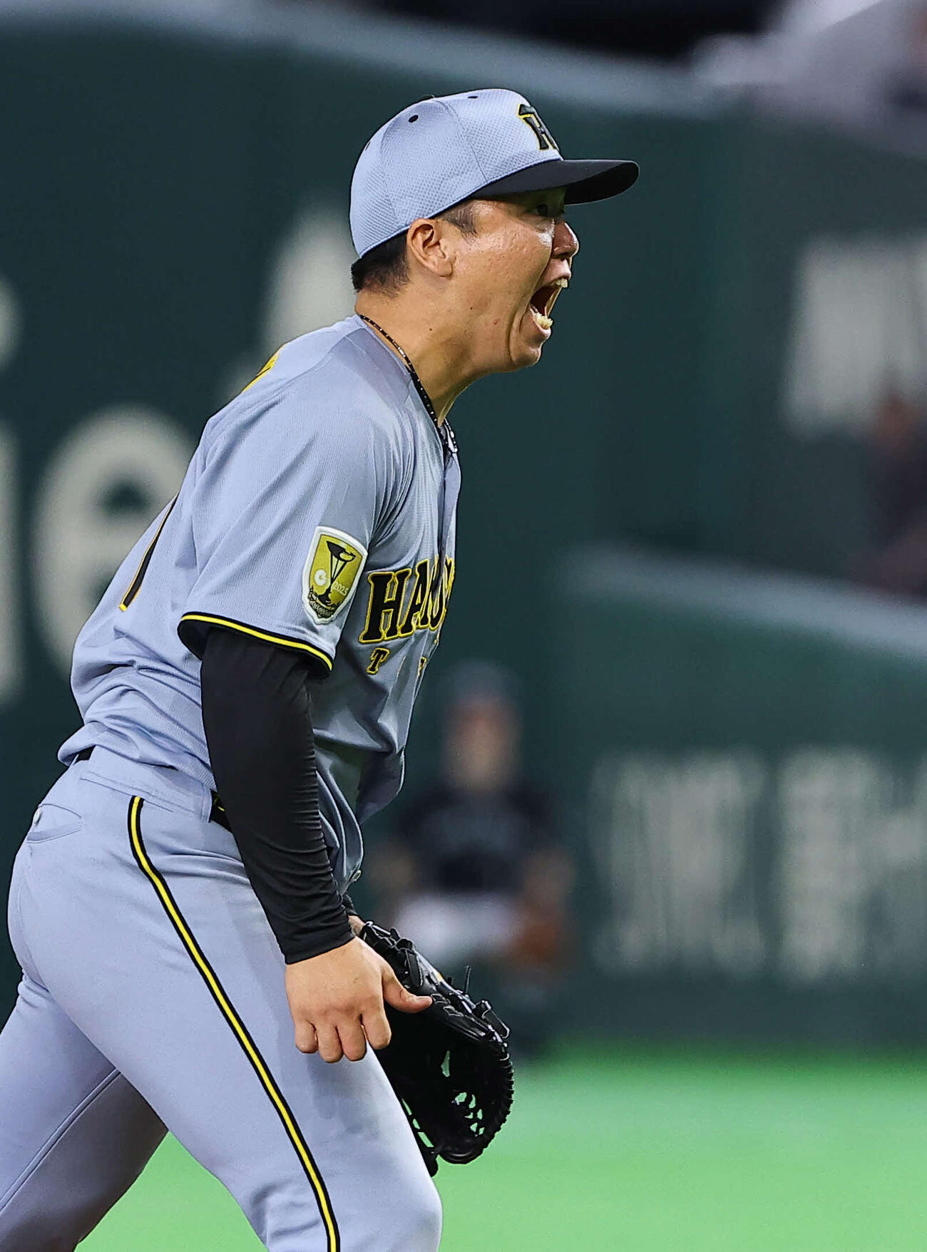 巨人対阪神　6回裏巨人2死二、三塁、岸田を一邪飛に打ち取った村上は雄たけびを上げる（撮影・上田博志）