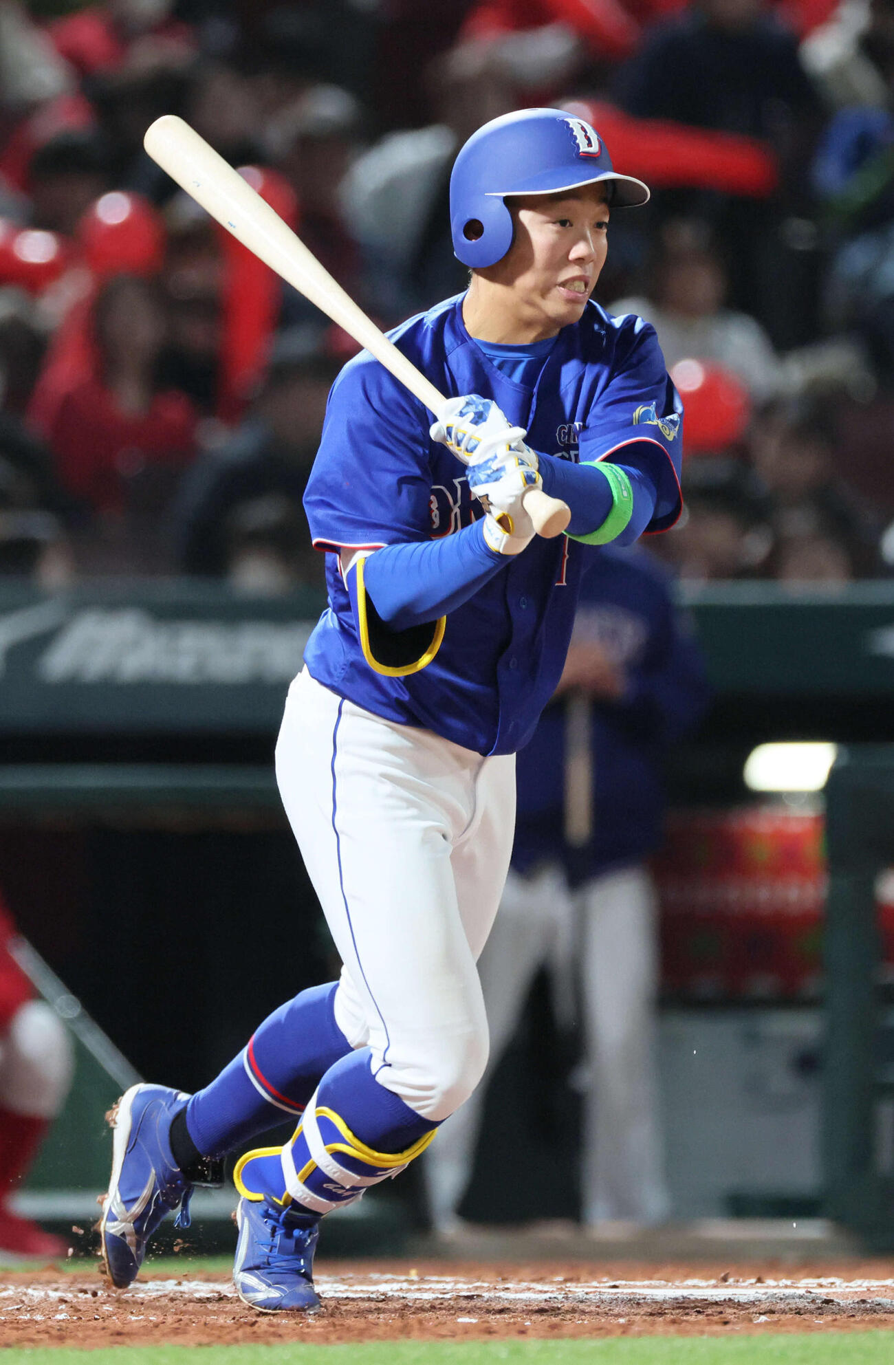 広島対中日　7回表中日無死一塁、岡林は右前打を放つ（撮影・加藤孝規）