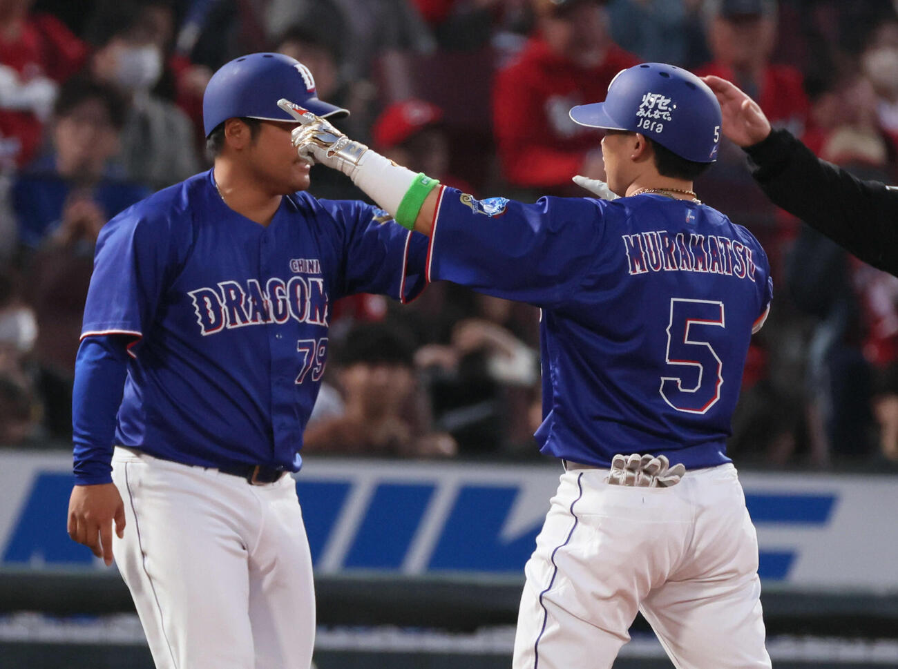 広島対中日　2回表中日無死二塁、先制左越え適時三塁打を放った村松（撮影・加藤孝規）