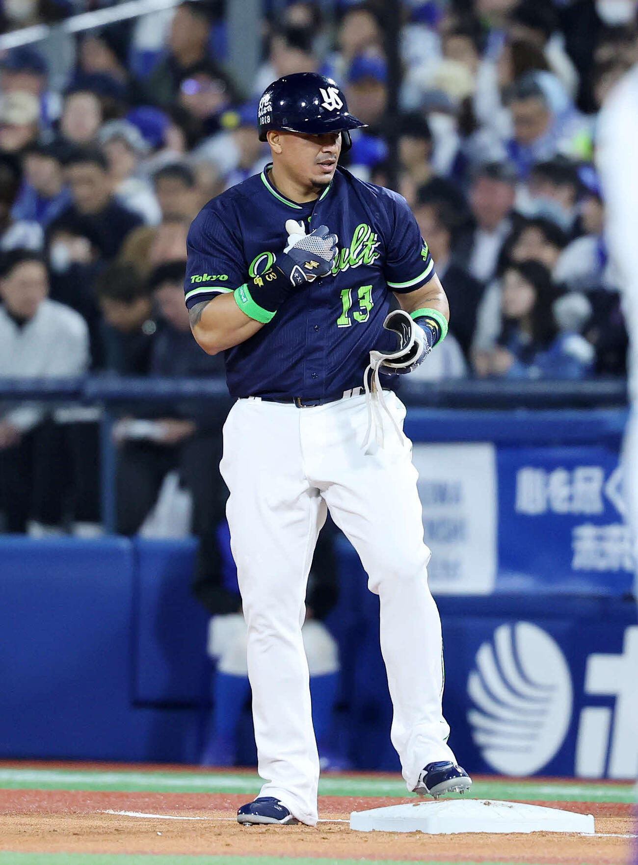 DeNA対ヤクルト　1回表ヤクルト2死一塁、オスナは右前打を放つ（撮影・鈴木正人）　