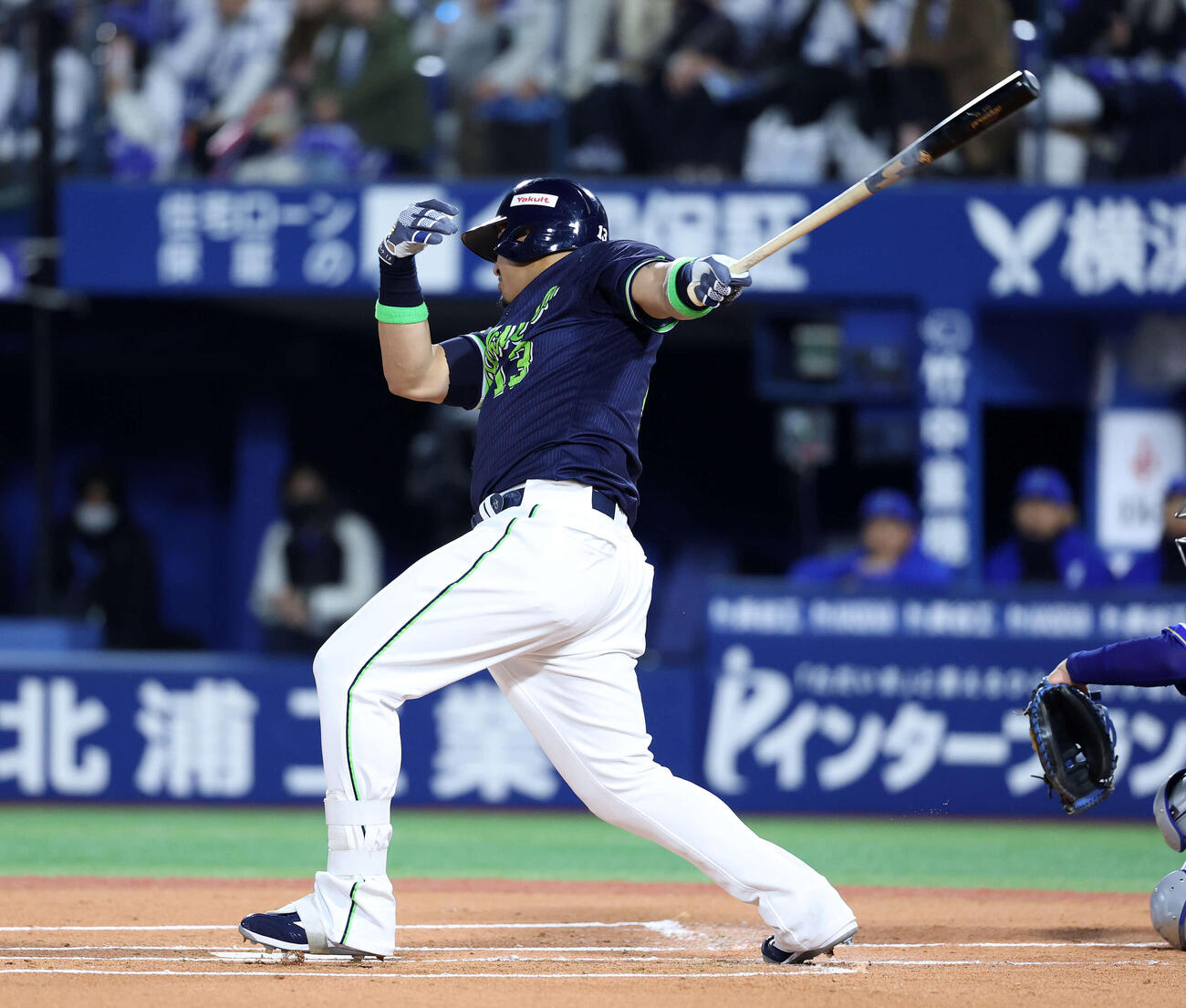 DeNA対ヤクルト　1回表ヤクルト2死一塁、オスナは右前打を放つ（撮影・鈴木正人）　