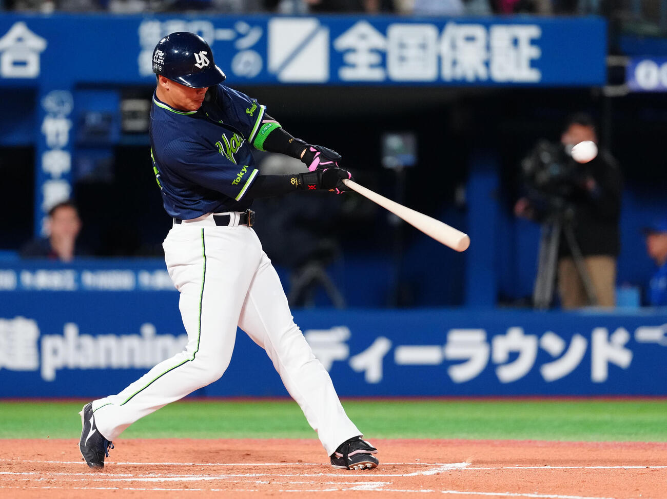 DeNA対ヤクルト　2回表ヤクルト1死一塁、2点本塁打を放つ伊藤（撮影・鈴木みどり）
