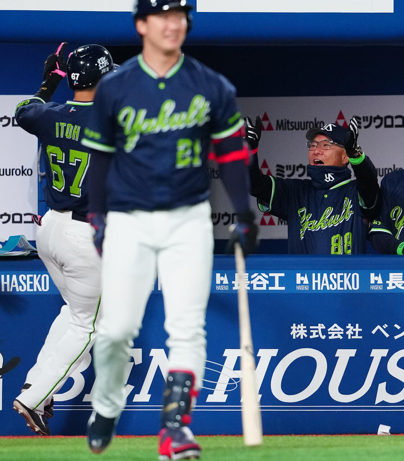 DeNA対ヤクルト　2回表ヤクルト1死一塁、2点本塁打を放った伊藤（左）を笑顔で迎える池山監督（撮影・鈴木みどり）