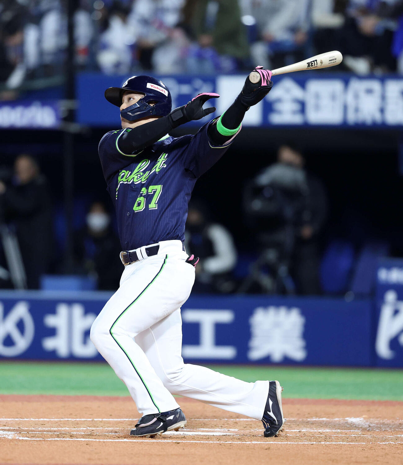 DeNA対ヤクルト　2回表ヤクルト1死三塁、伊藤は2点本塁打を放つ（撮影・鈴木正人）　