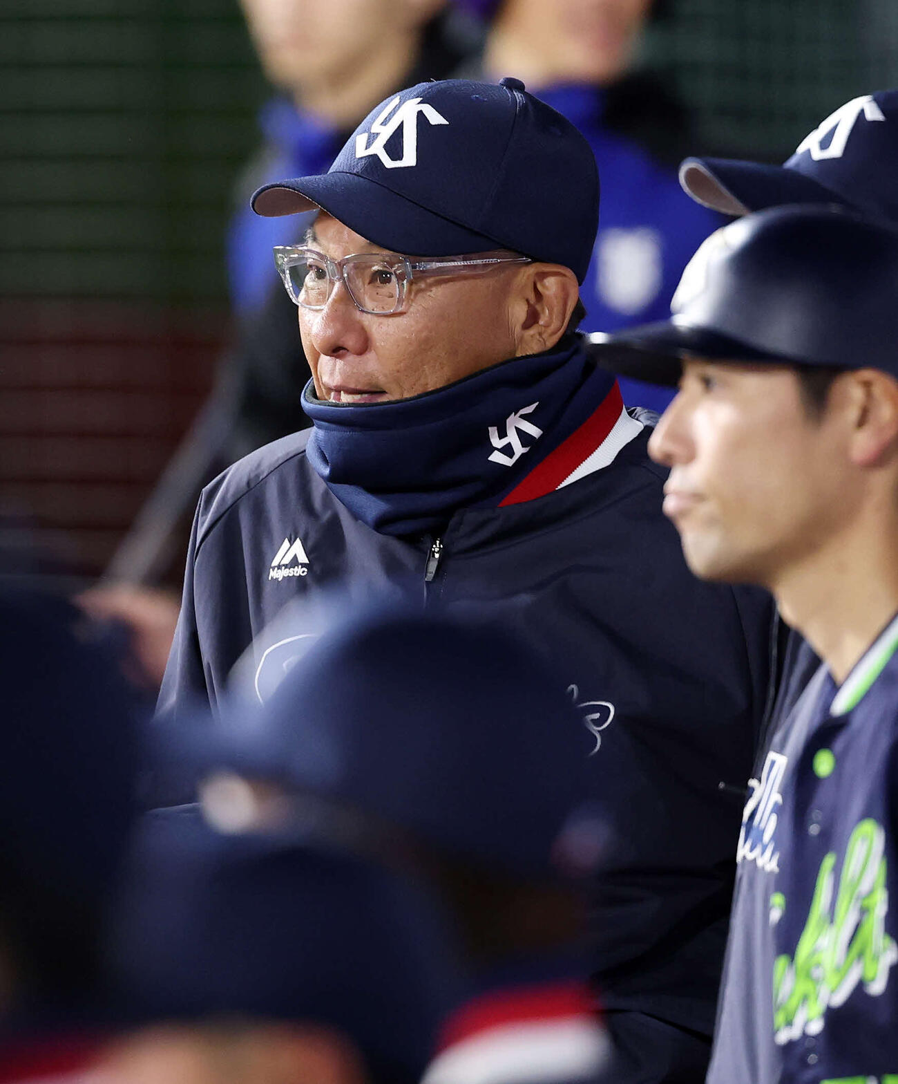 DeNA対ヤクルト　5回表、戦況を見つめるヤクルト池山監督（撮影・鈴木正人）　